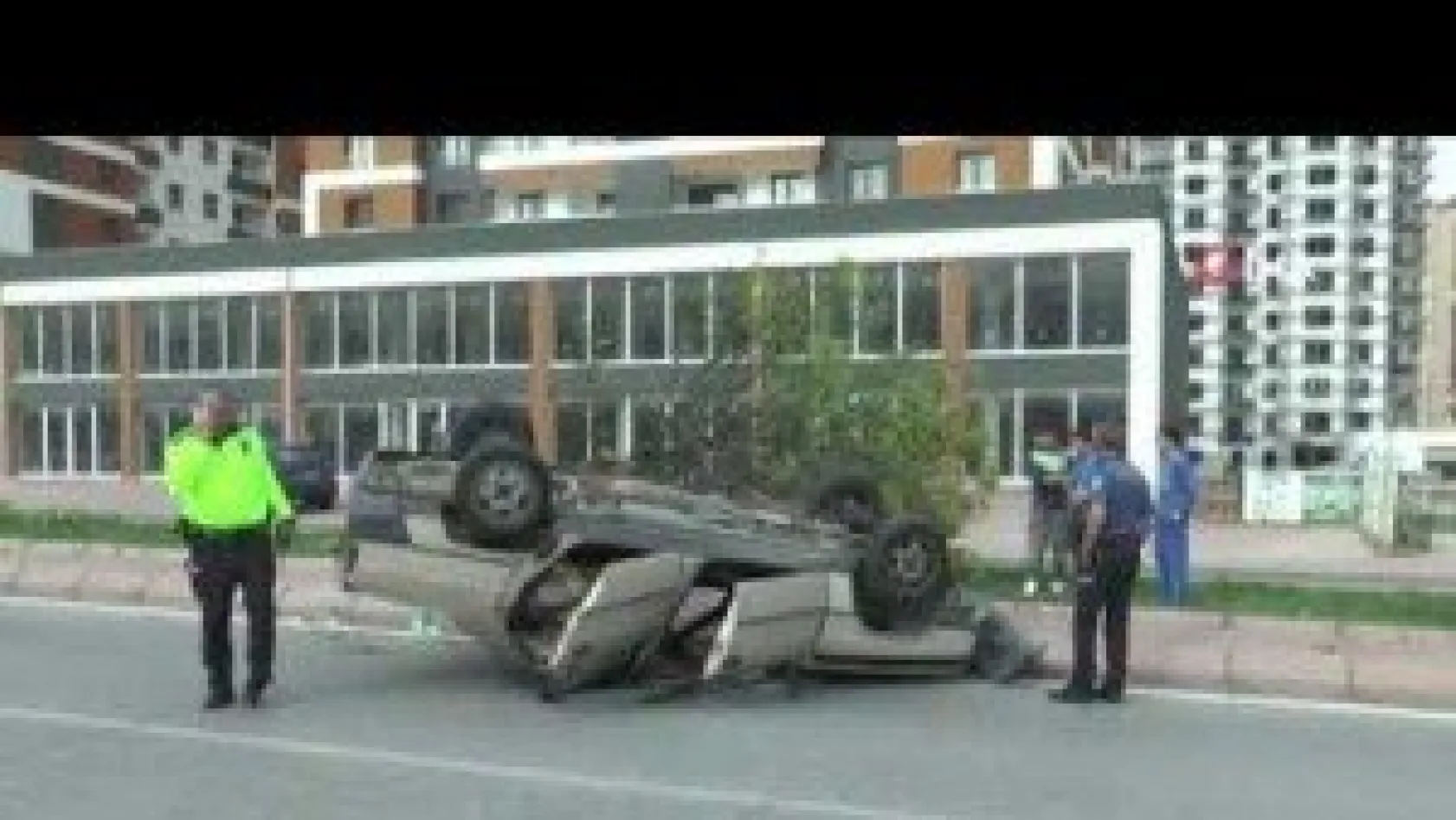 Takla atan otomobildeki 5 kişi yaralandı