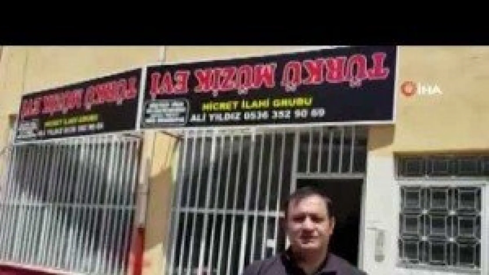 Tüm işleri ters gidince dükkanın tabelasını da ters yaptırdı