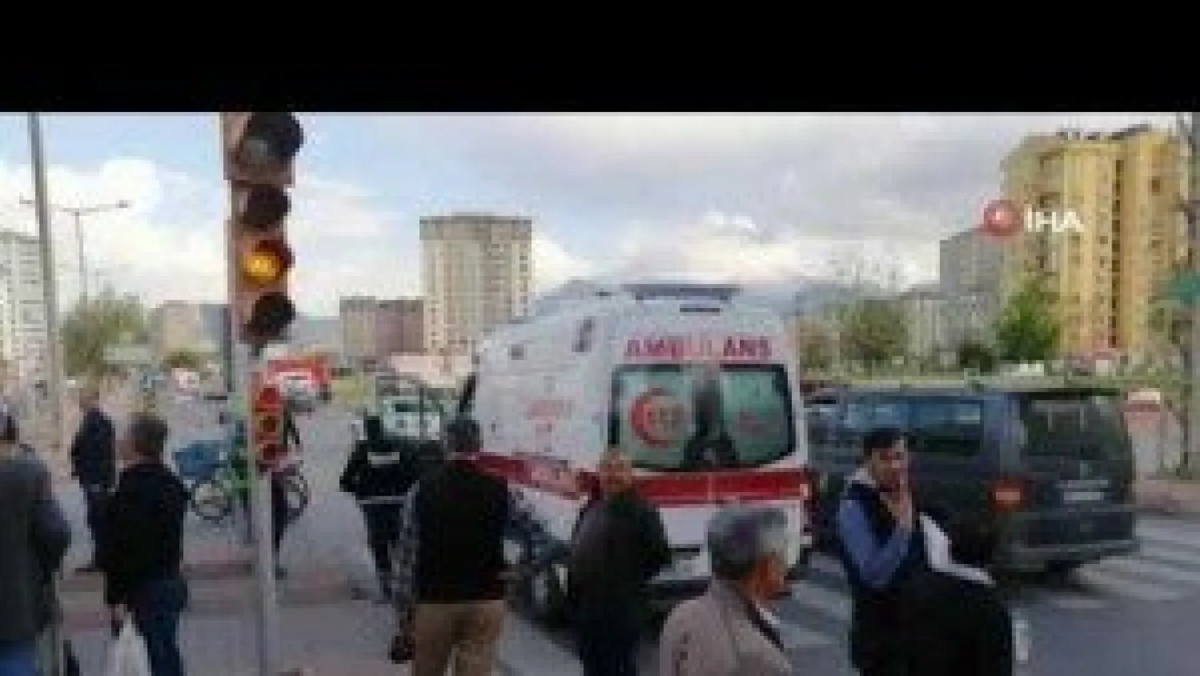 Vatandaşlar yan yatan kamyonetin içinde yaralı aradı