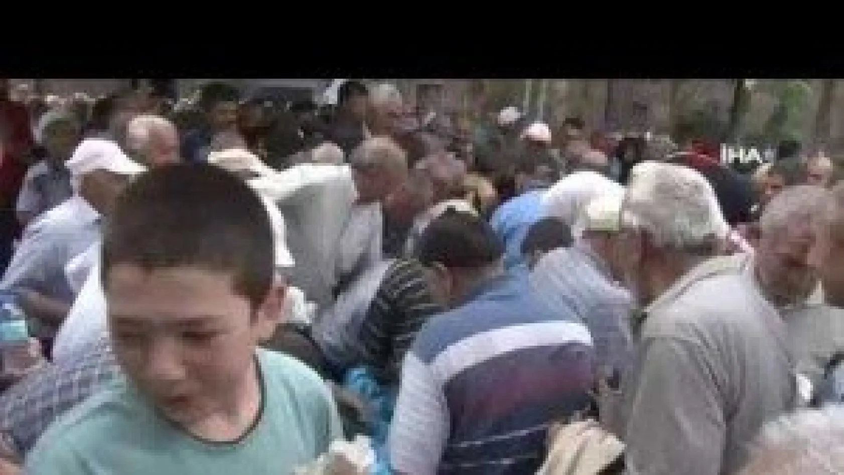 Yemek dağıtımı sırasında izdiham yaşandı
