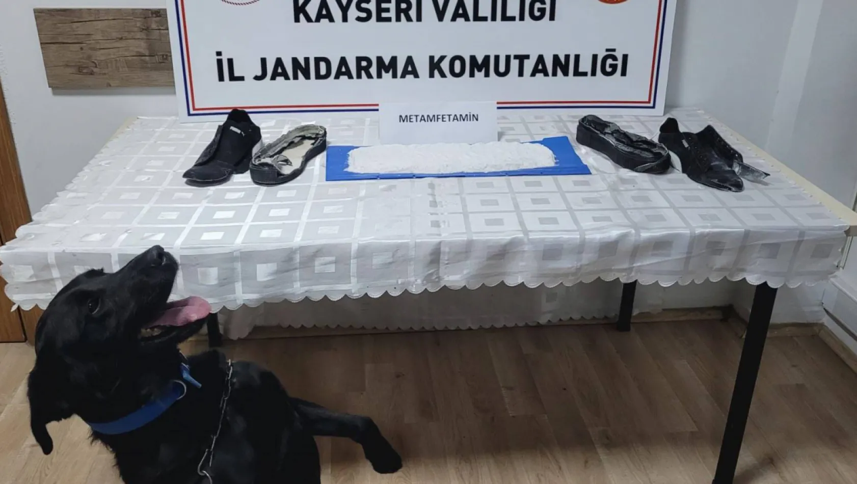 1 Kg uyuşturucuyu ayakkabısında saklamış