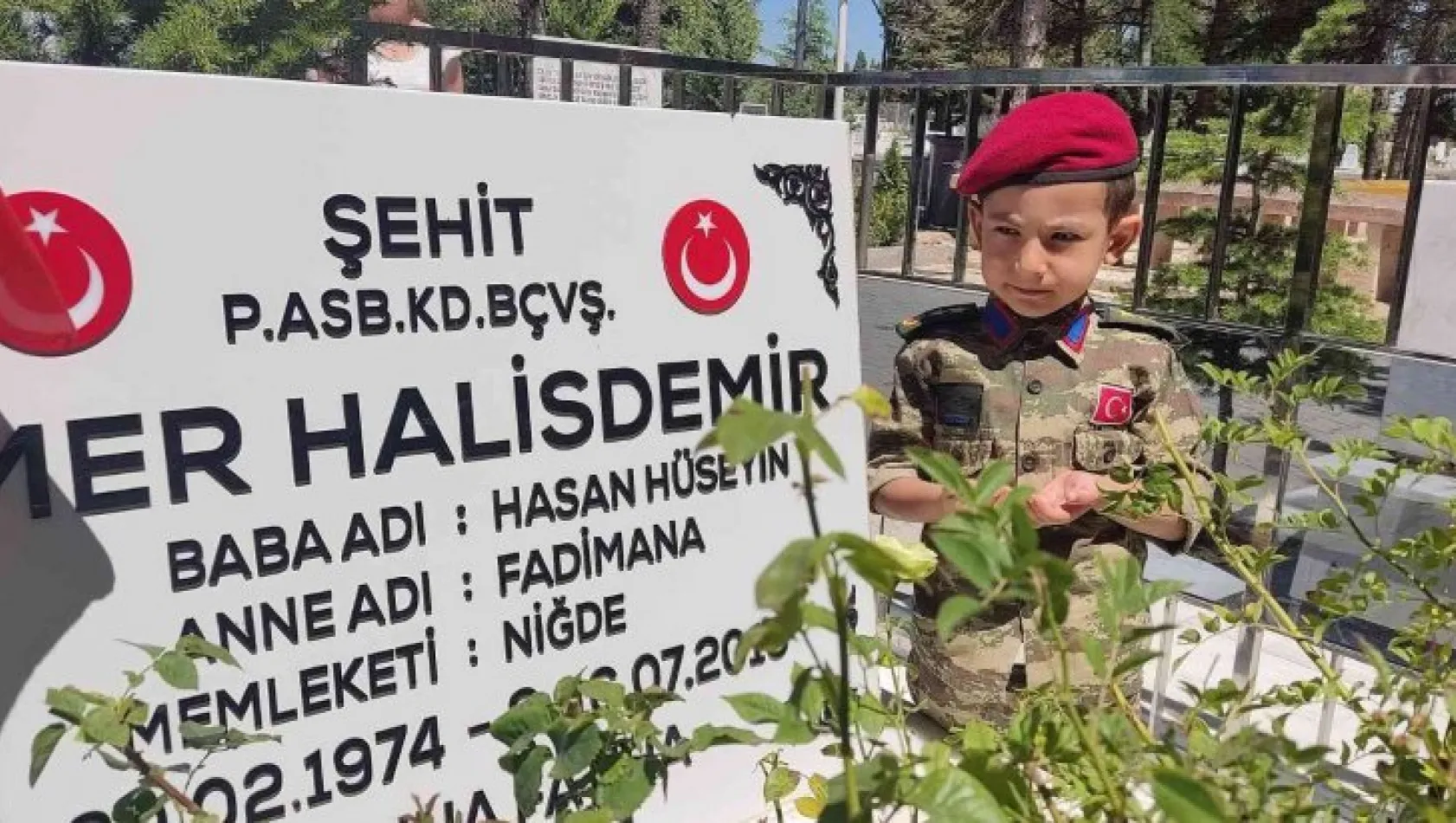 15 Temmuz kahramanı şehit Halisdemir'in kabrine ziyaretçi akını