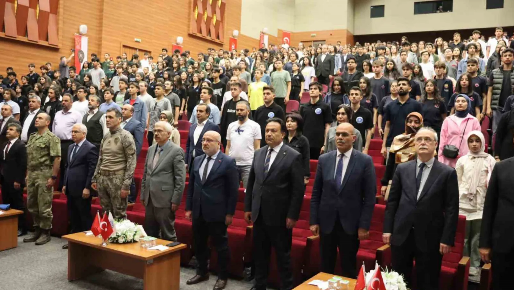 Atanur Aydın'dan öğrencilere: 'Siz bizim paydaşımız değil, geleceğimizsiniz ve bizim takım arkadaşımızsınız'