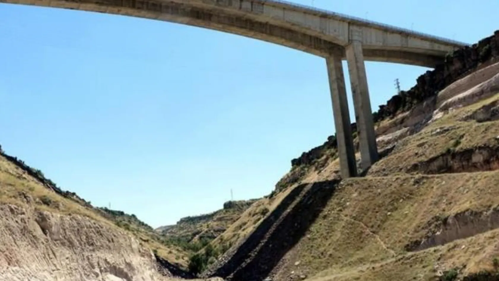 Aynı viyadükte bir kişi daha ölü bulundu