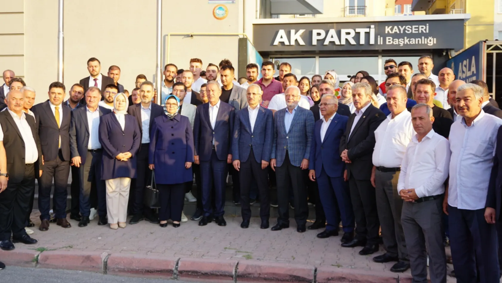 Bakan Uraloğlu'ndan AK Parti ve MHP İl Başkanığı'na ziyaret