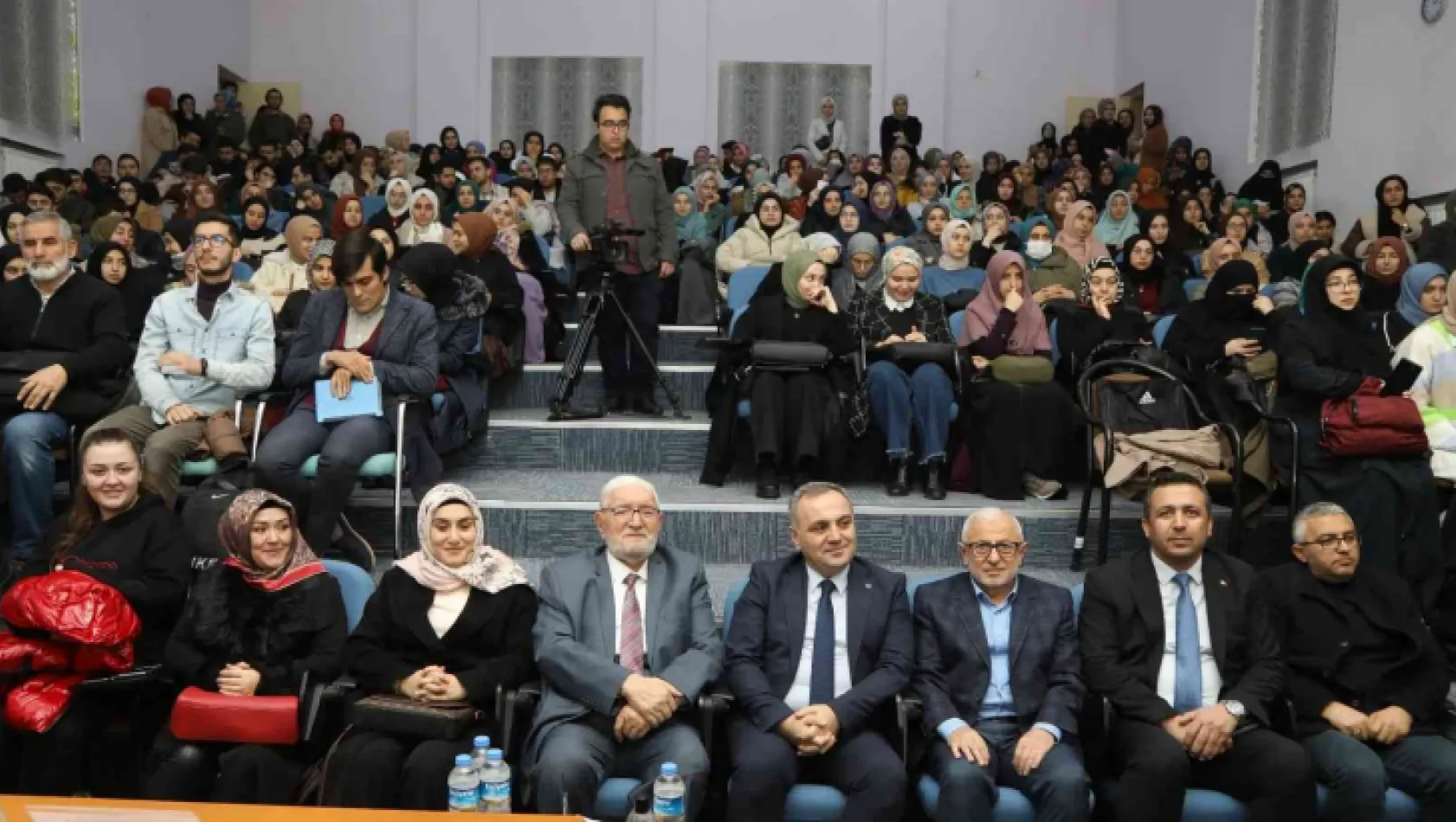 Emekli Diyanet İşleri Başkan Yardımcısı Necmettin Nursaçan, ERÜ'de öğrenciler ile buluştu