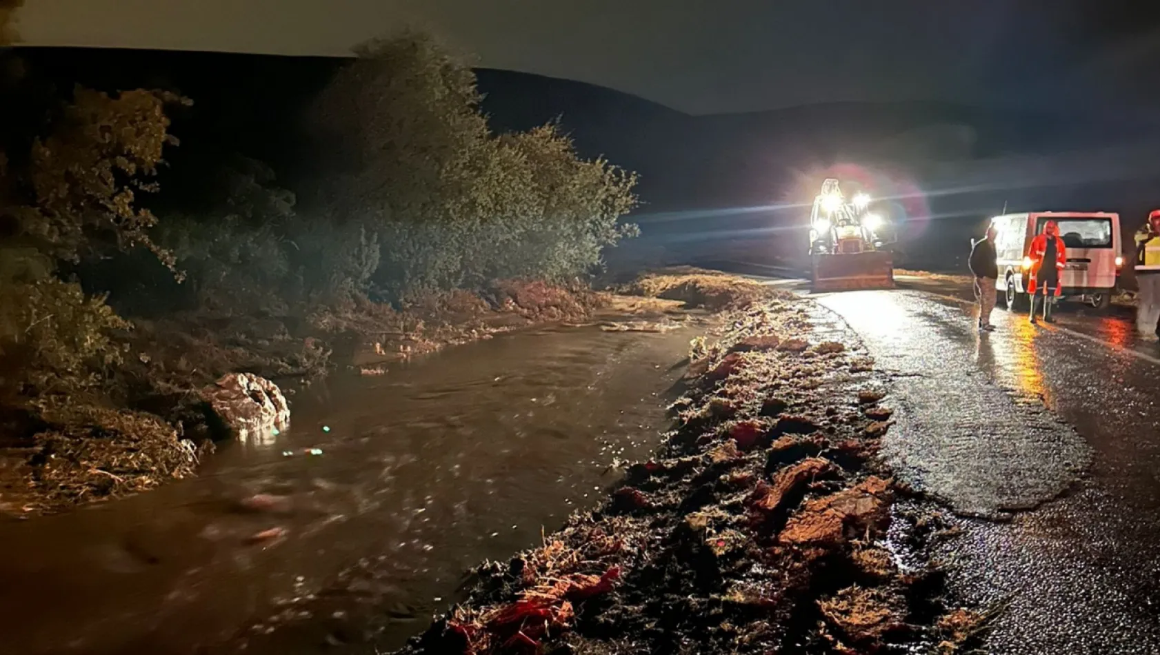 Güllüce'de sel: Ekipler mahsur kalanlara müdahale ediyor