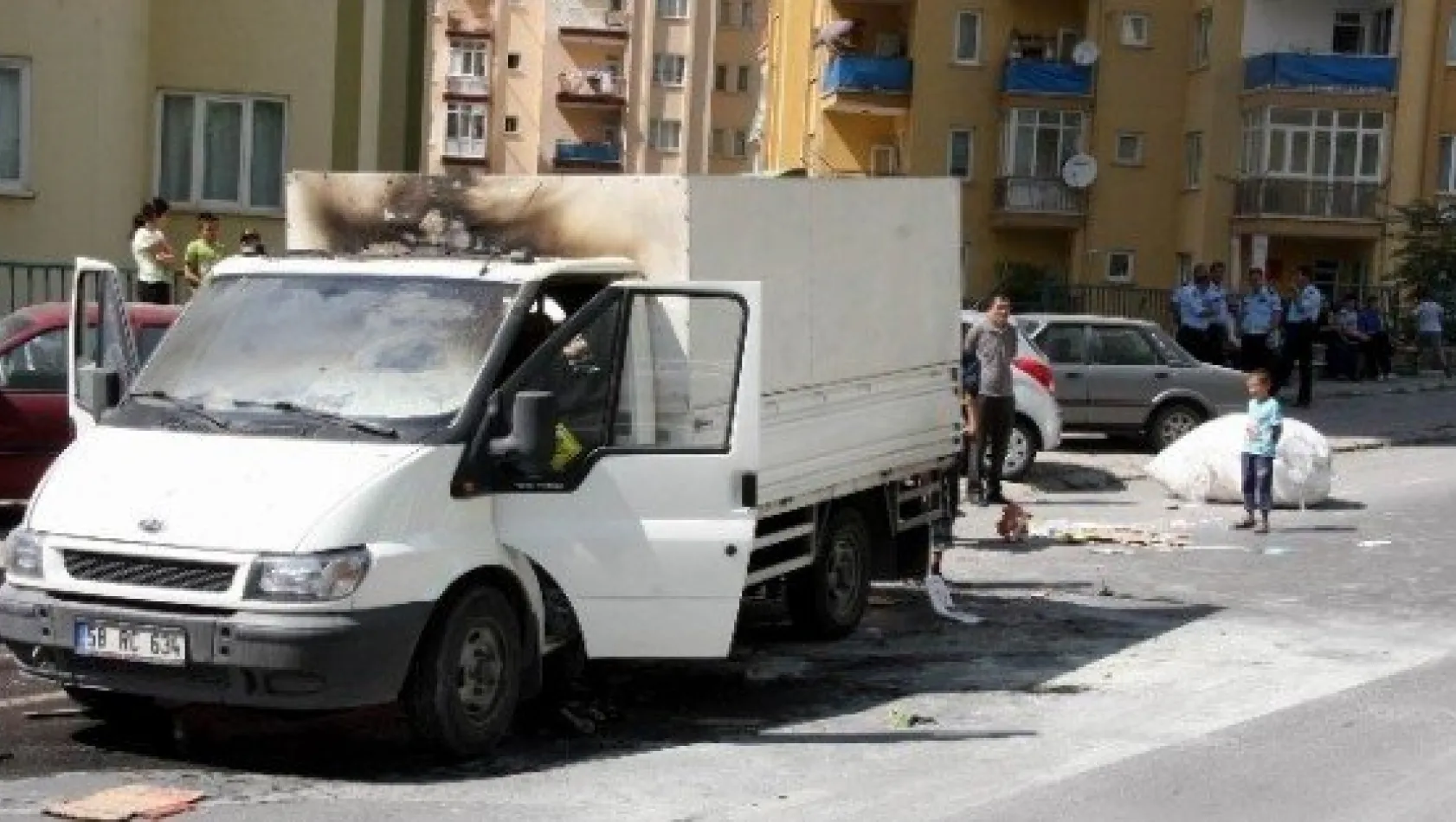 Hareket Halindeki Kamyonet Yandı 