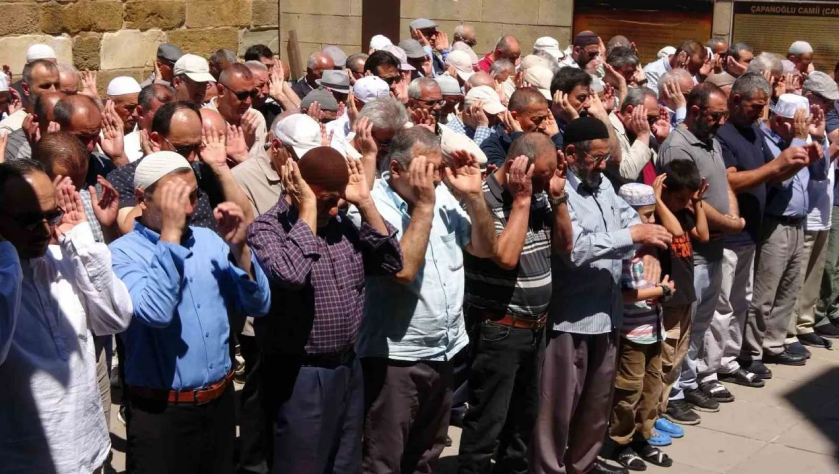 Heniyye için Yozgat'ta gıyabi cenaze namazı kılındı