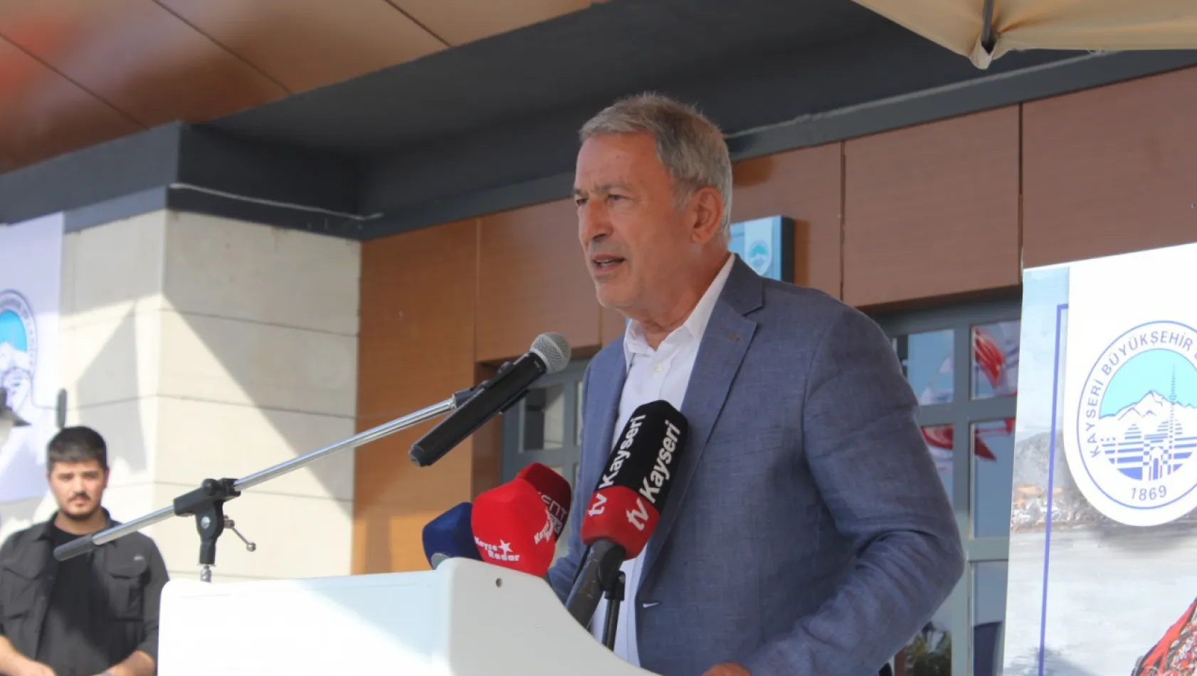 Hulusi Akar: 'İnsanların etkinliklerle sosyalleşmesi, sokağa çıkması lazım'