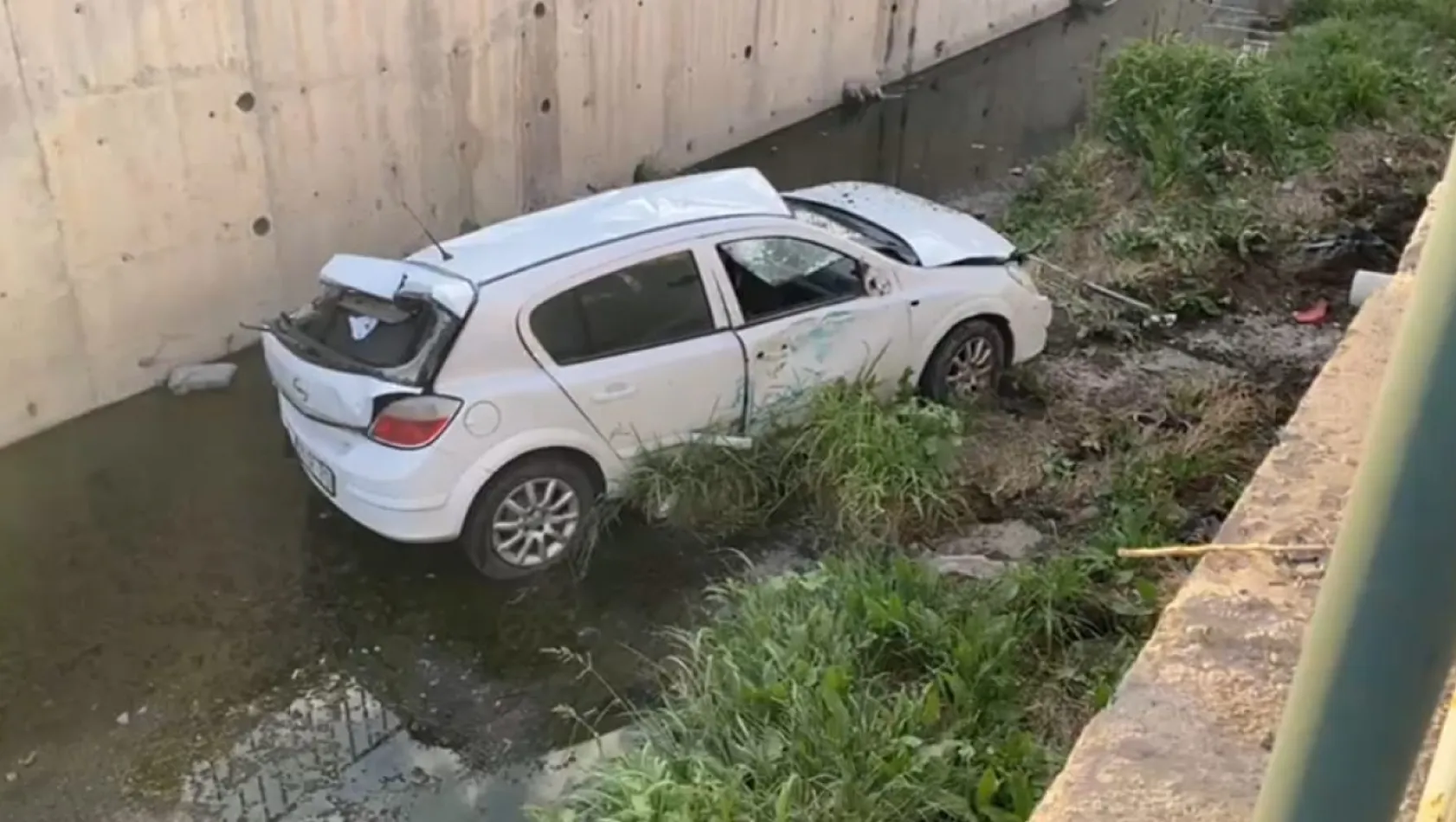 Kanala düşen otomobilin sürücüsü yaralandı