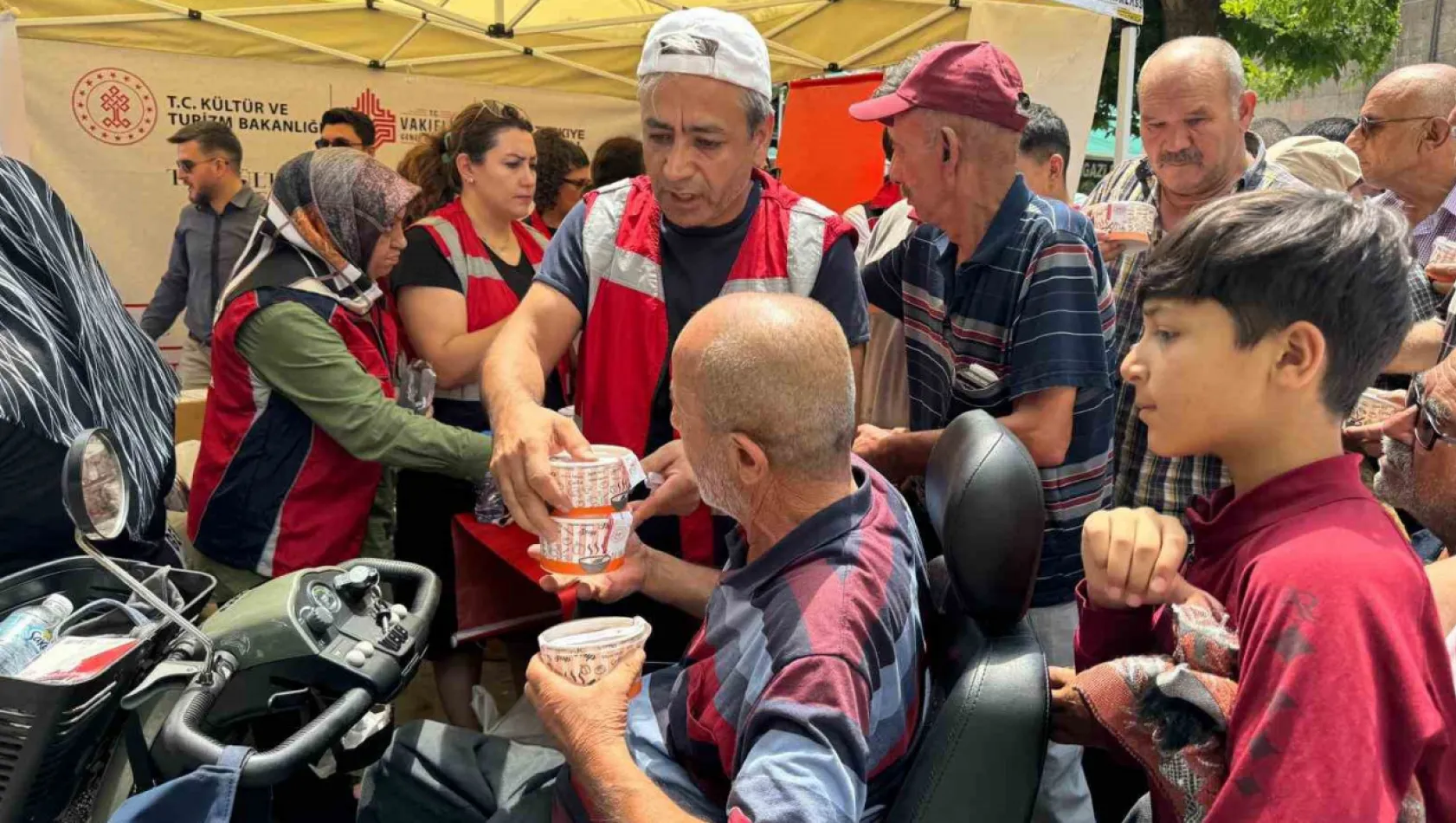 Kayseri Vakıflar Bölge Müdürlüğü'nden aşure ikramı