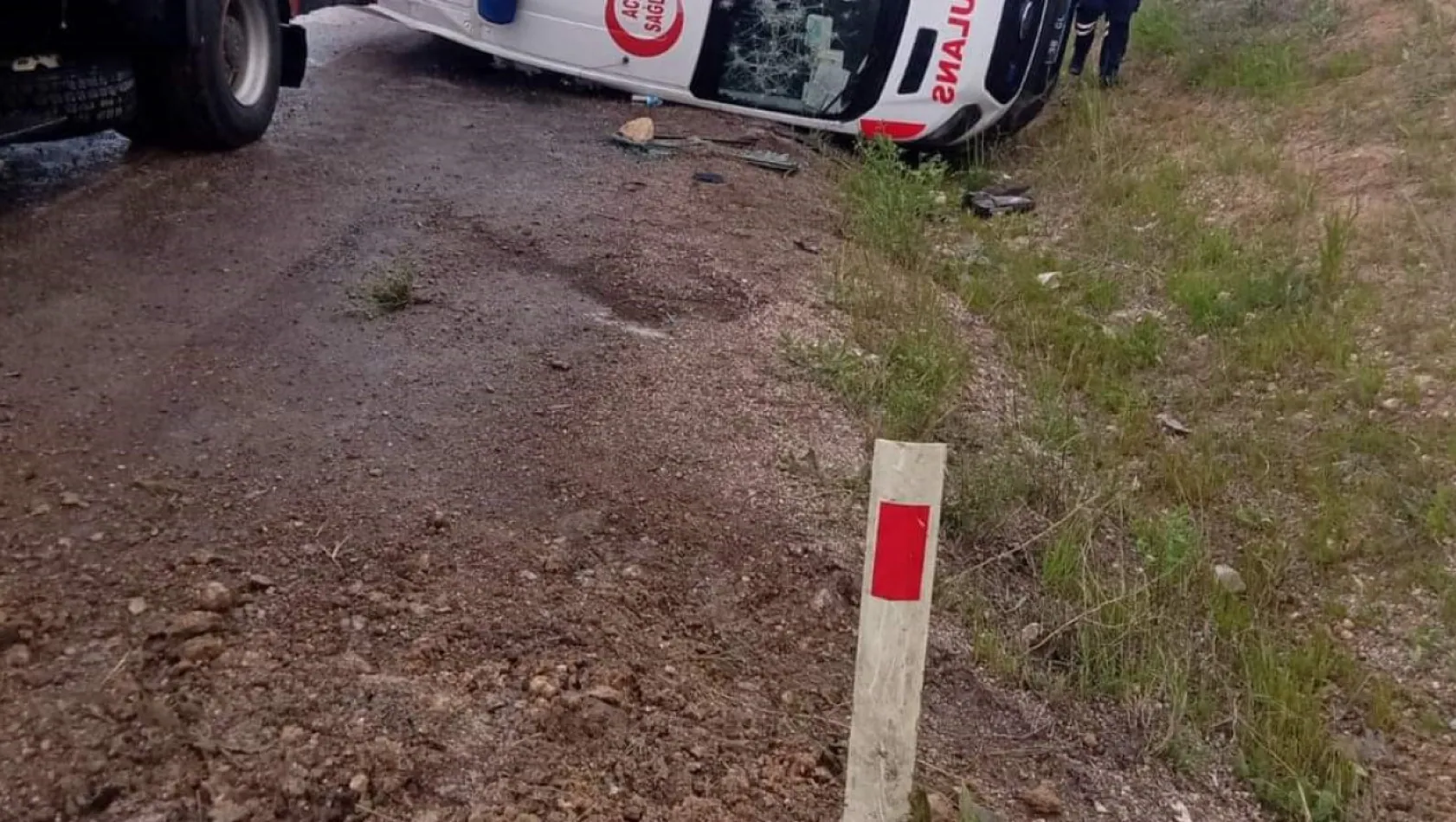 Kaza ihbarına giden ambulans kaza yaptı: 3 yaralı