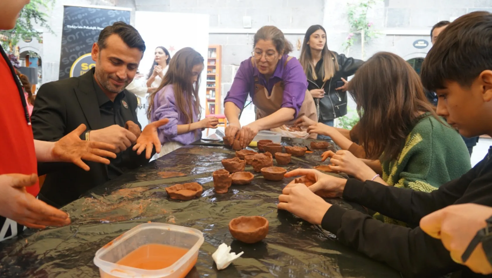 'Küçük Yürekler Büyük Hayaller' projesince çocuklarla birlikte sanat etkinliği yapıldı