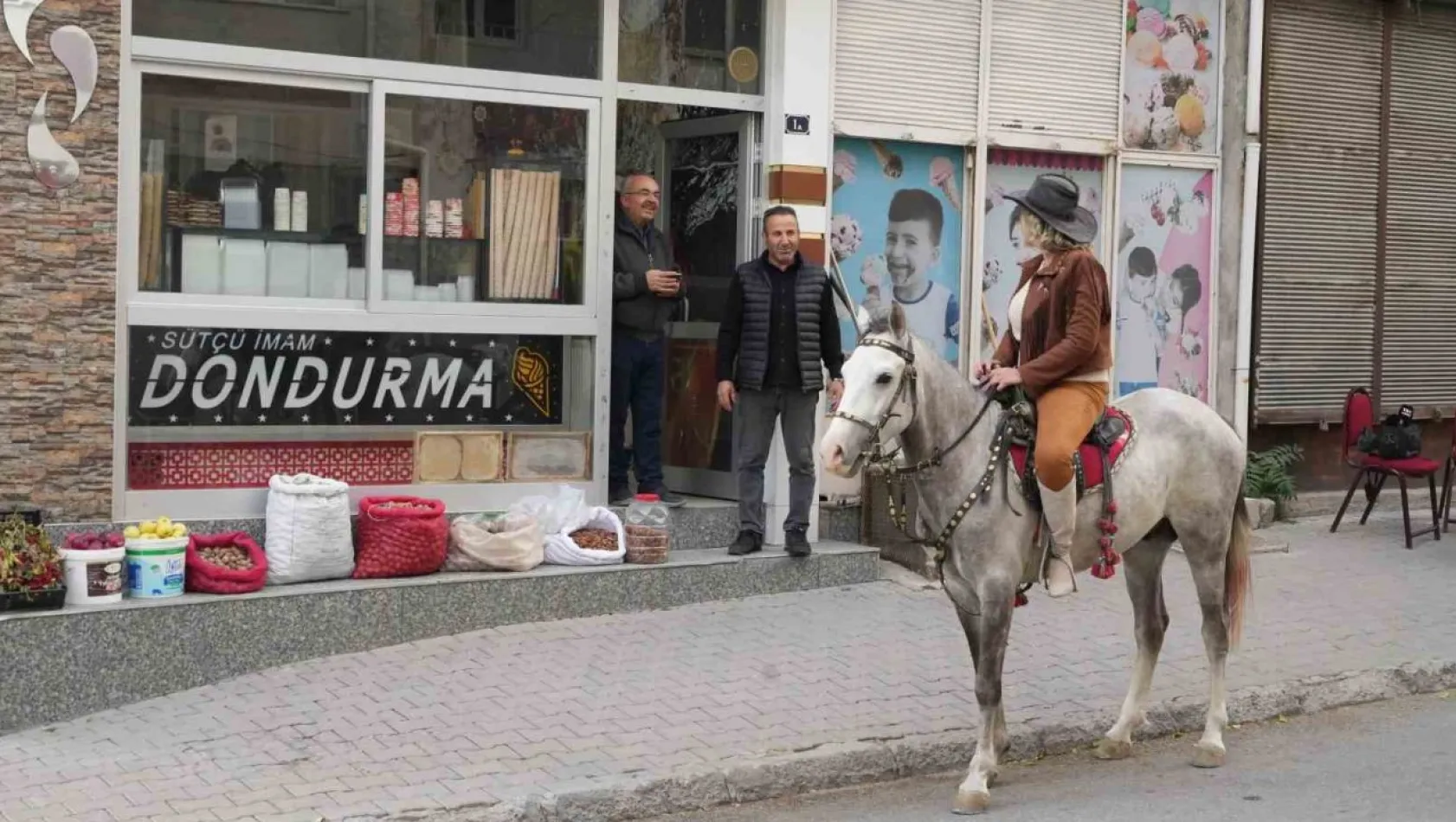 Atlı kadın kovboy muhtar, atıyla mahalle sakinlerini ziyaret ediyor