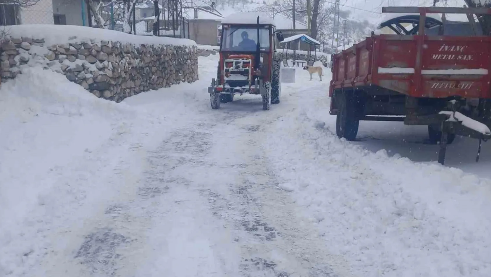 Örnek muhtar, kardan kapanan yolları kendi imkanlarıyla temizledi