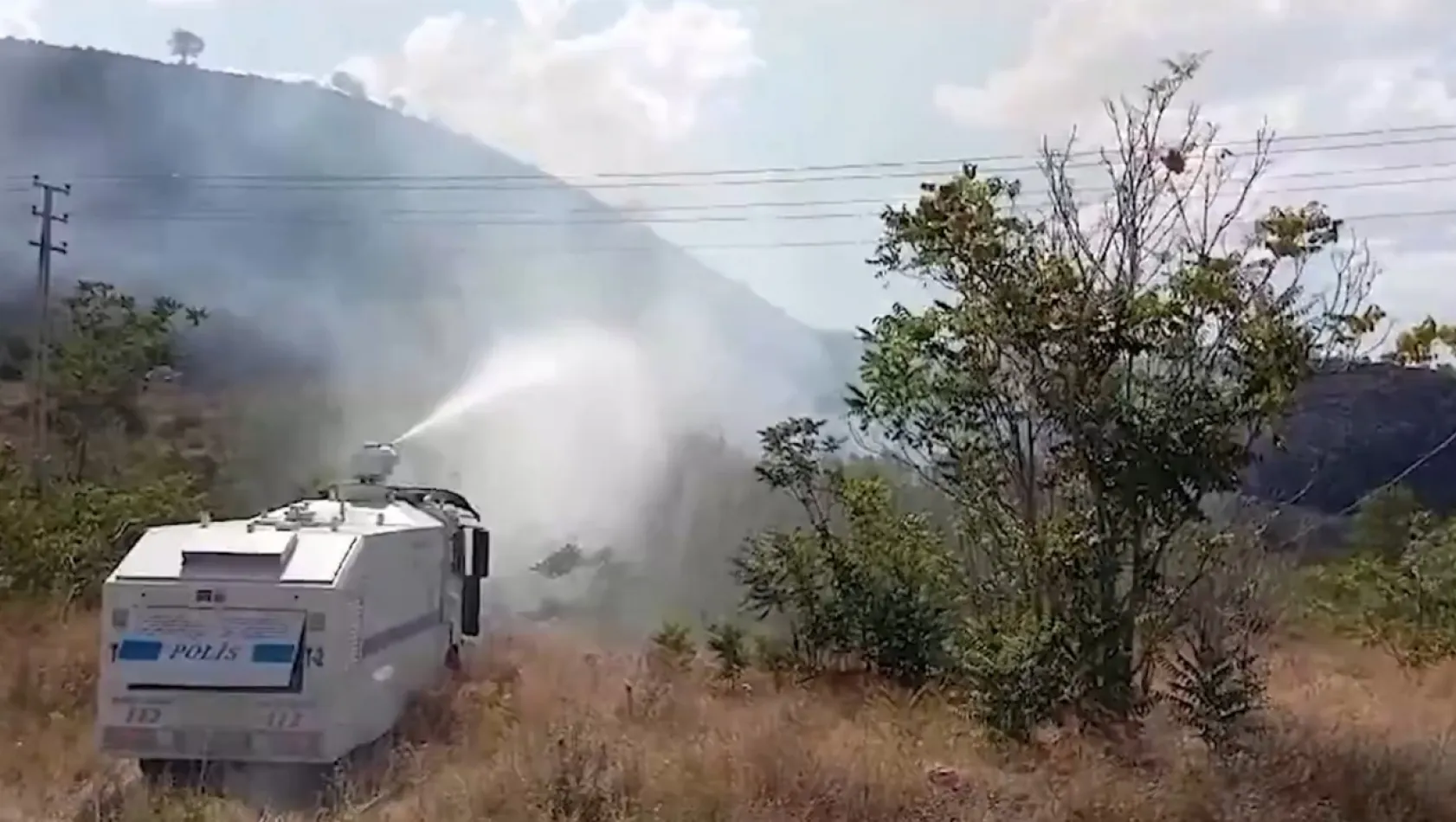 Sönmeyen yangın ancak TOMA'larla kontrol altına alınabildi