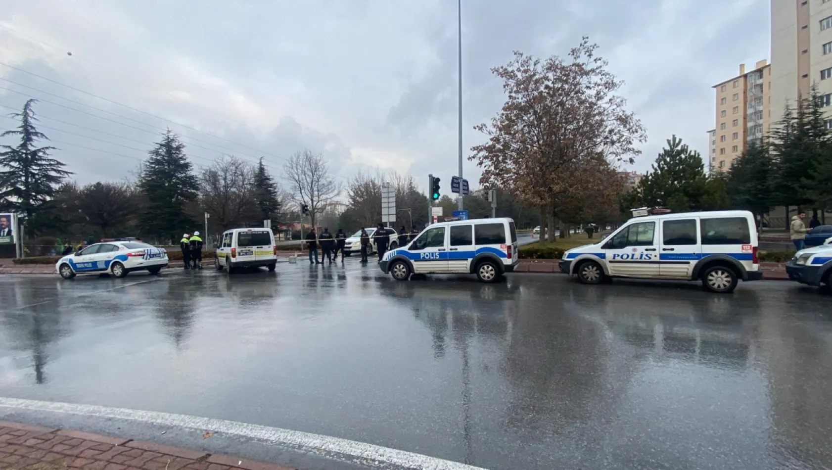 Trafik ışıklarında bekleyen aracın sürücüsü silahla yaralandı