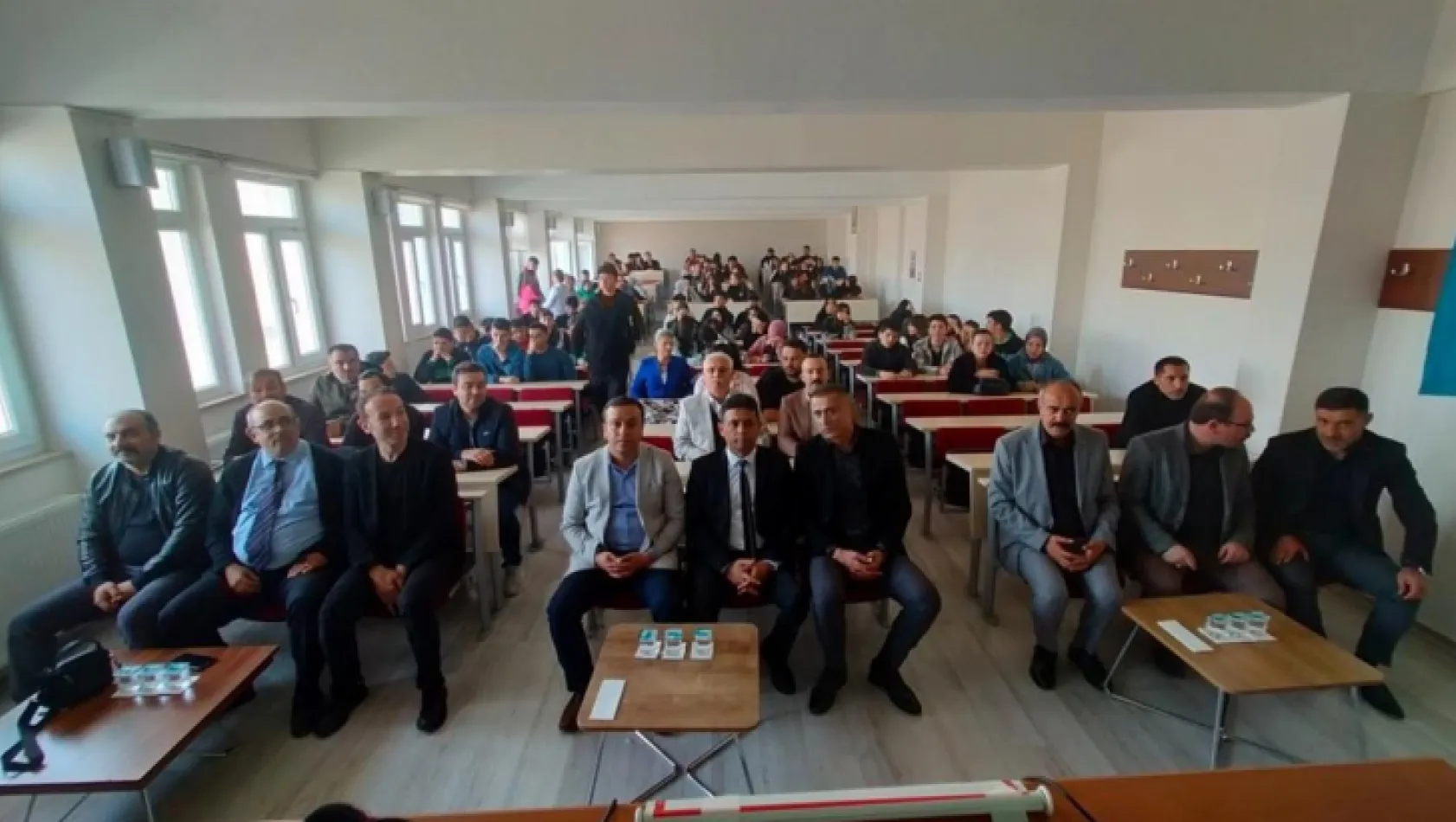 'Türk Dünyasının Meseleleri ve Doğu Türkistan' konulu panel gerçekleştirildi