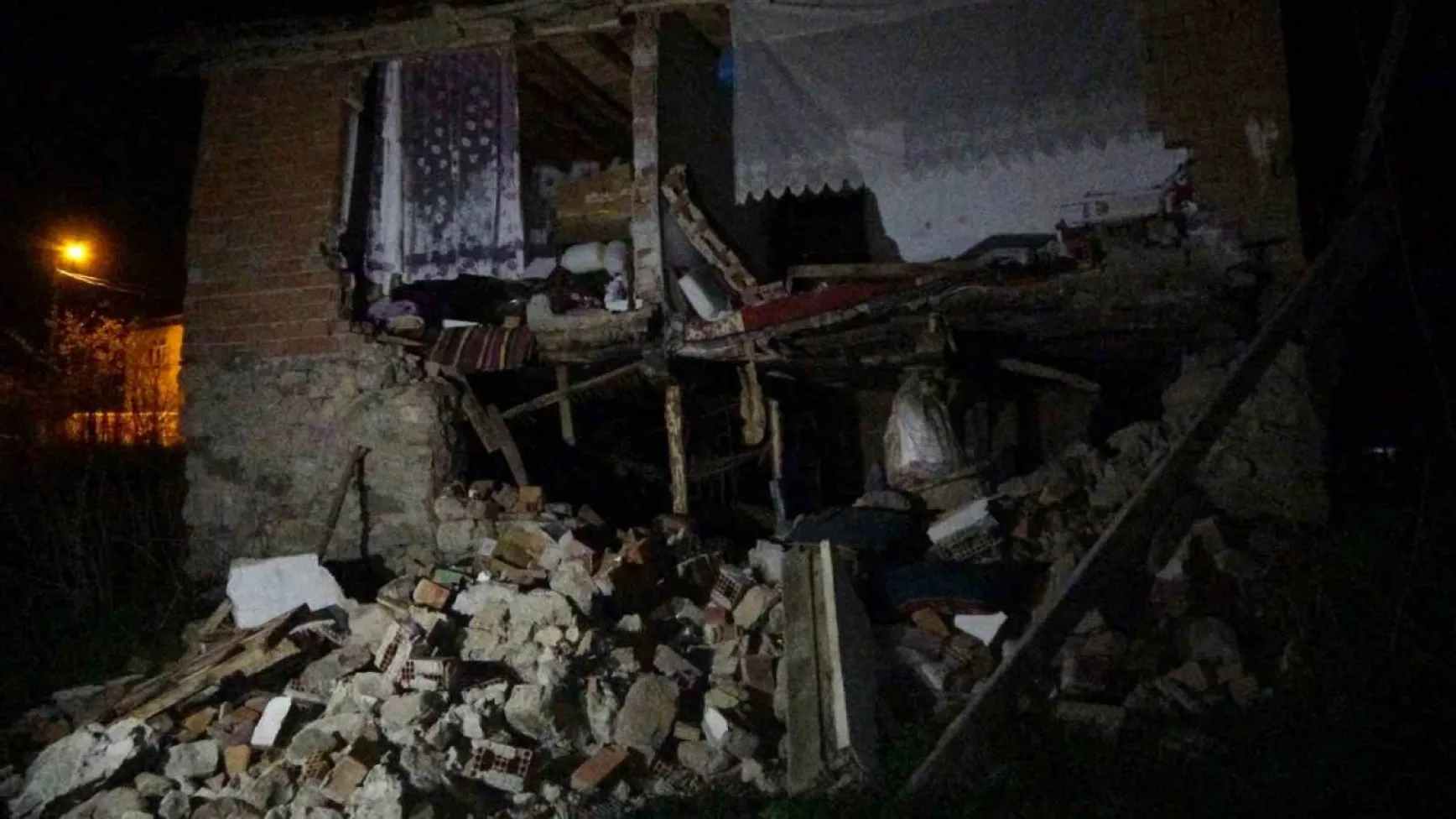 Depremden etkilenen Yozgat'ta 200'ün üzerinde ev ve ahırda hasar oluştu