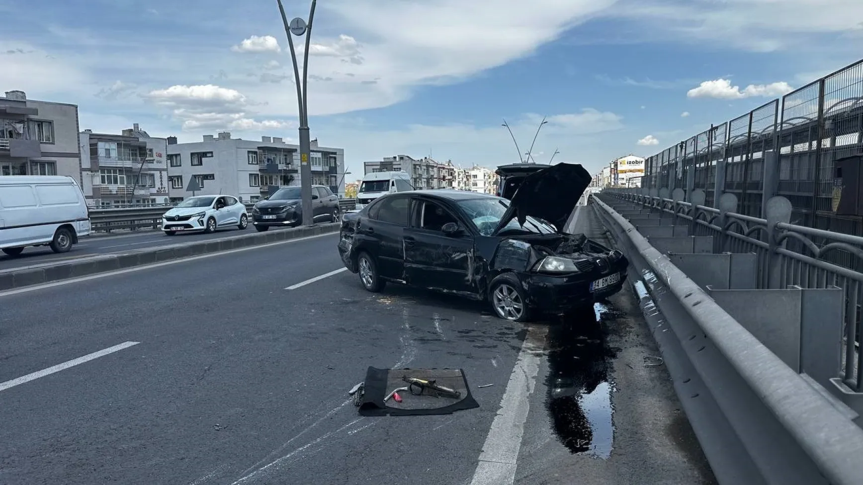 Kayseri'de otomobil aydınlatma direğine çarptı: 1'i ağır 2 yaralı