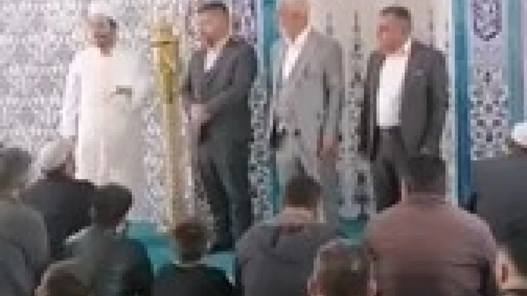Nevşehir'de bir imam, muhtar adaylarını tekbirlerle kucaklaştırdı