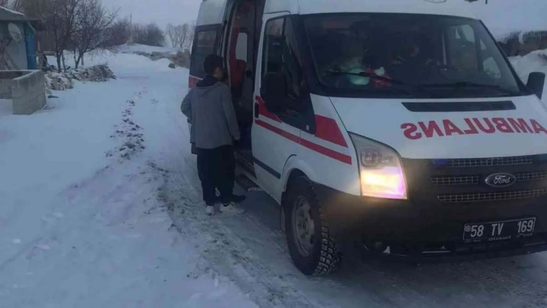 104 köy yolunda ulaşım sağlanamıyor, vakaya giden ambulans da yolda kaldı