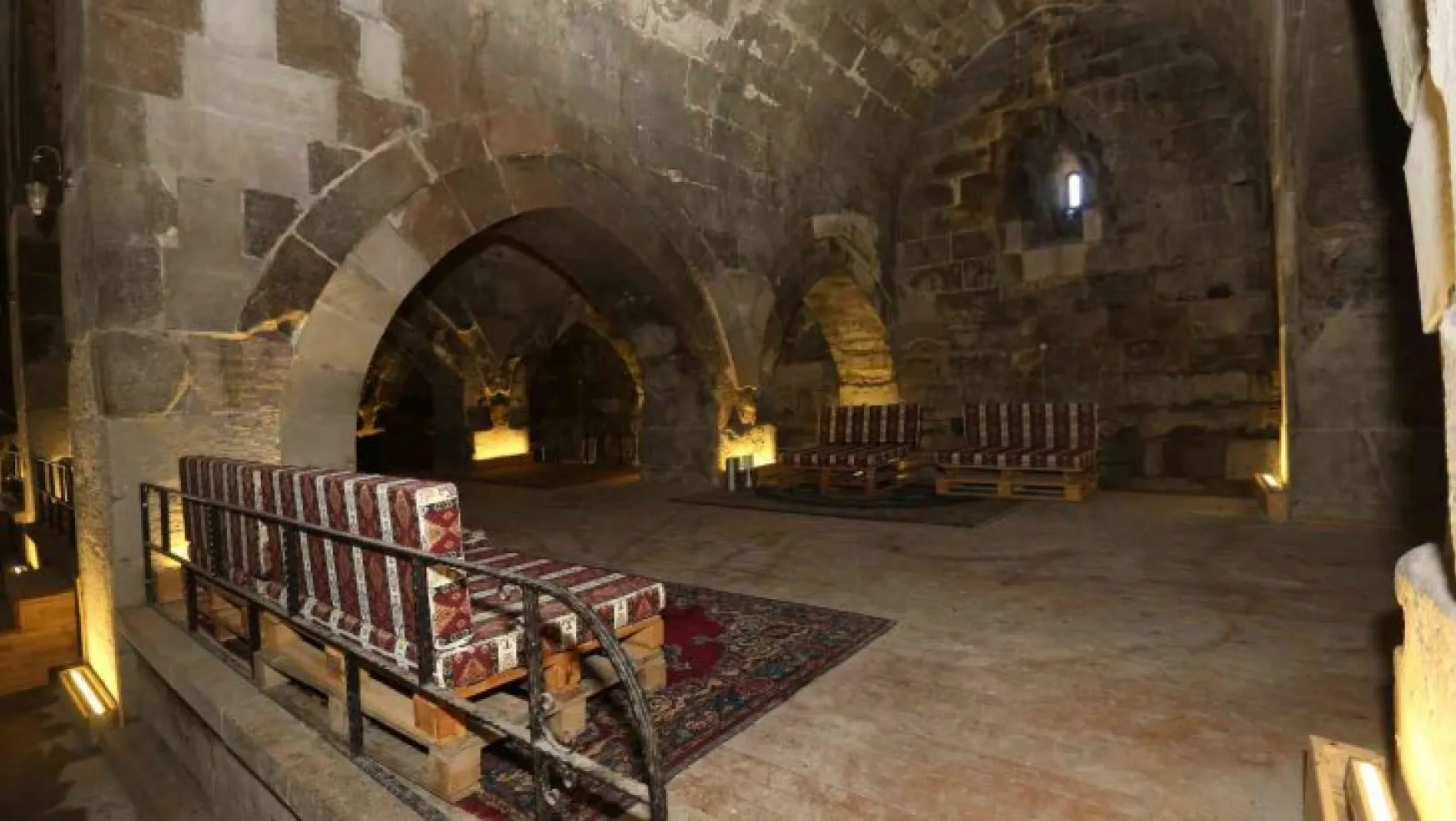1240 yılında Selçuklu veziri tarafından yaptırılan Karatay Hanı'nda inceleme