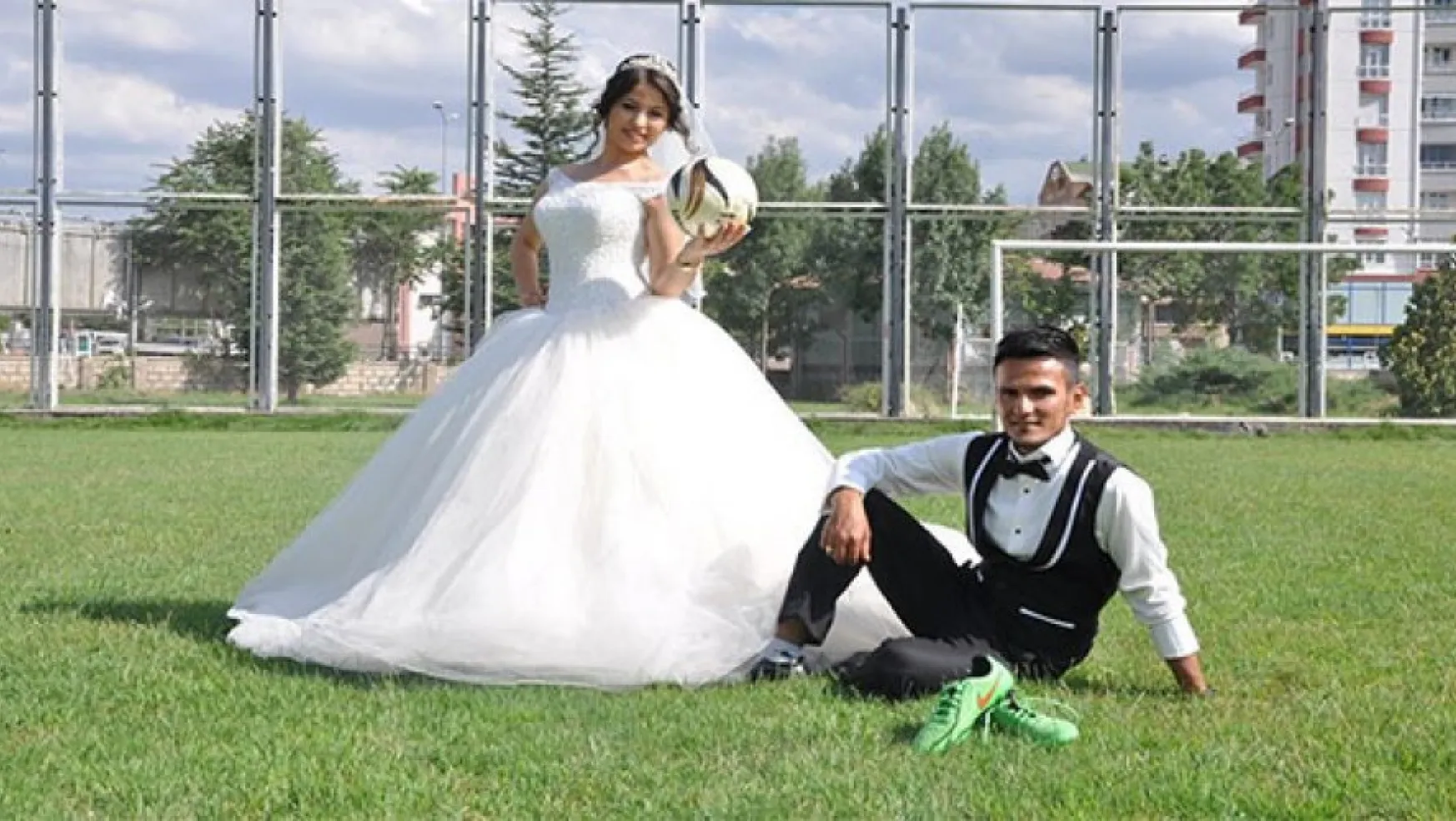 Amatör futbolcunun düğün fotoğrafları dikkat çekti