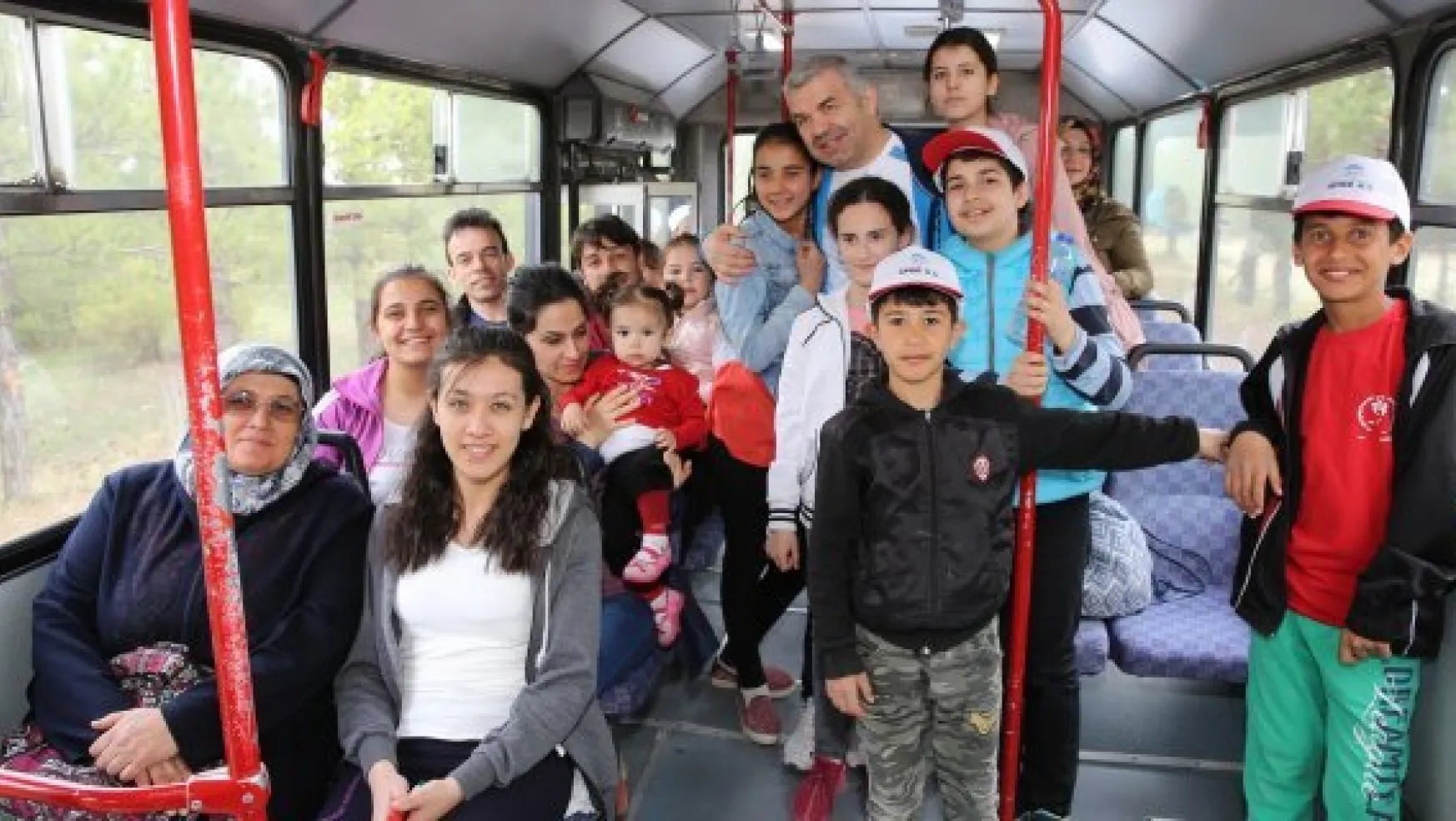 Başkan Çelik, otobüsü kaçıran gençlere makam aracını tahsis etti