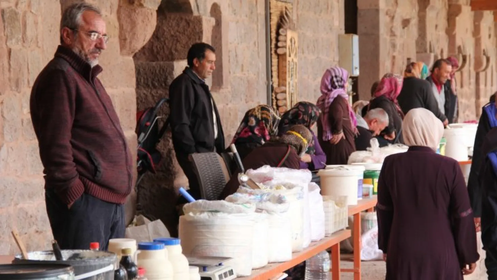 362 yıllık kervansarayda kurulan geleneksel yoğurt pazarında Ramazan Bereketi