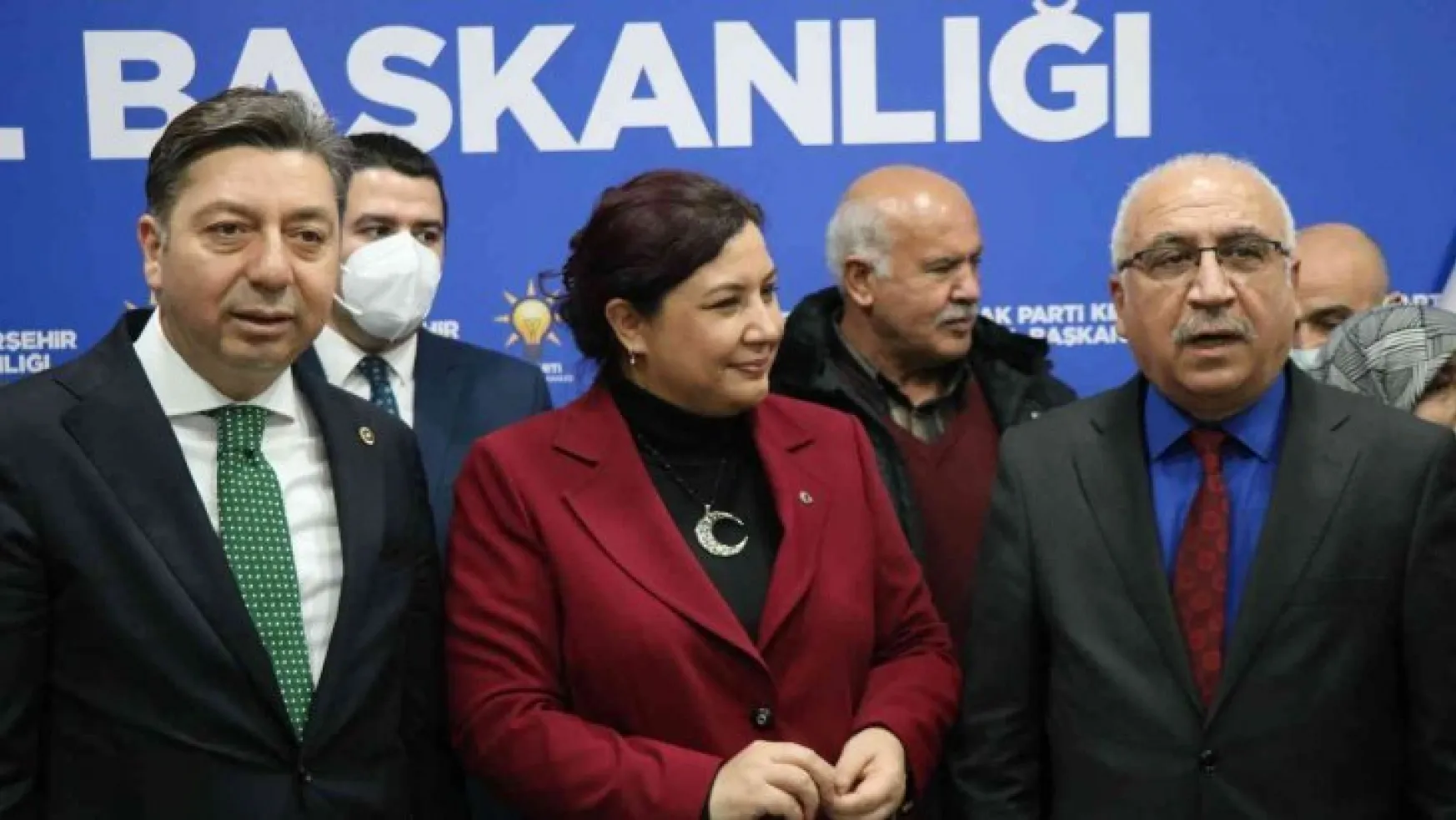 AK Parti, CHP'li belediye meclis üyelerine rozet taktı