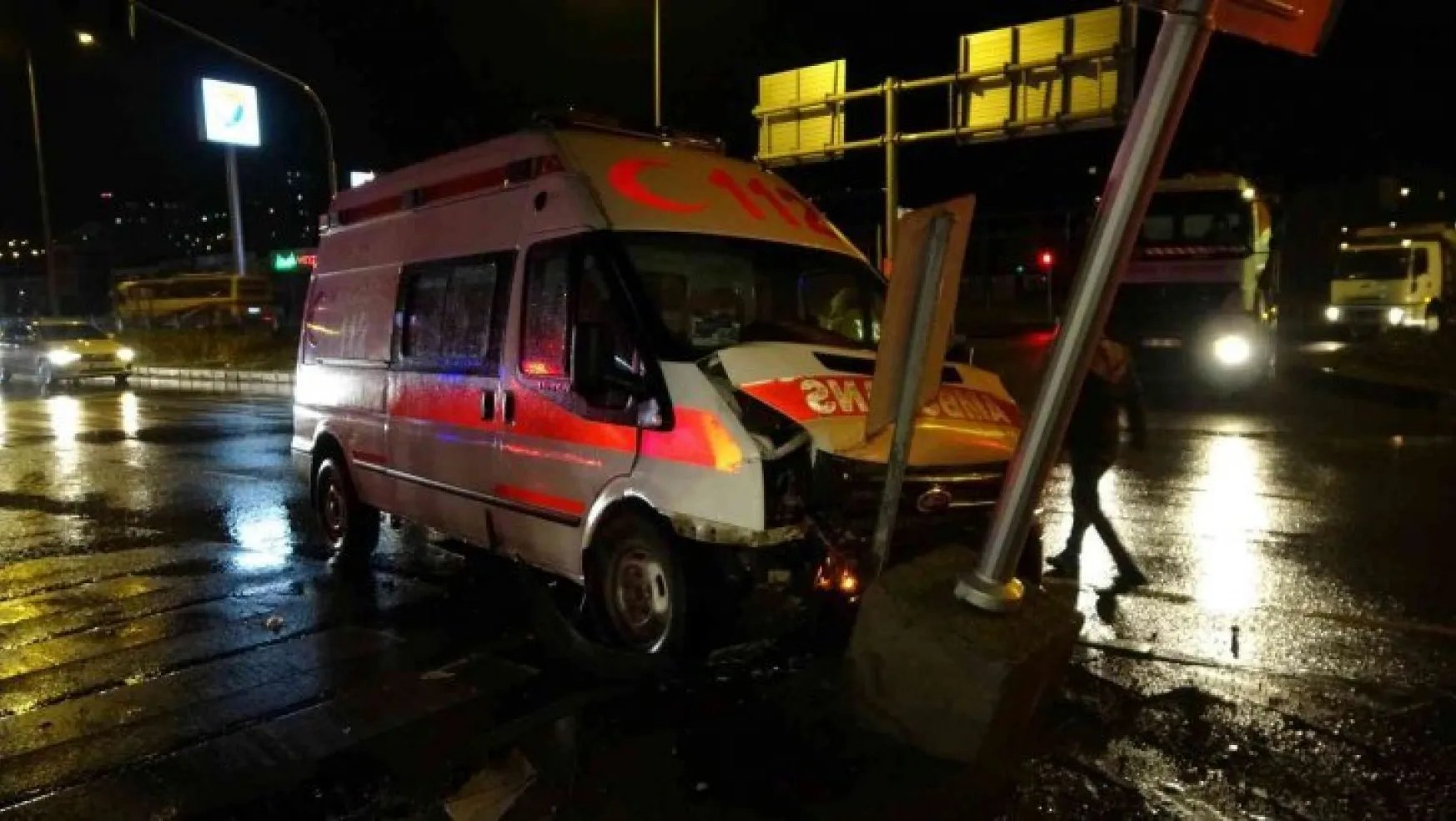 Ambulans ile iki otomobil çarpıştı: 1 yaralı