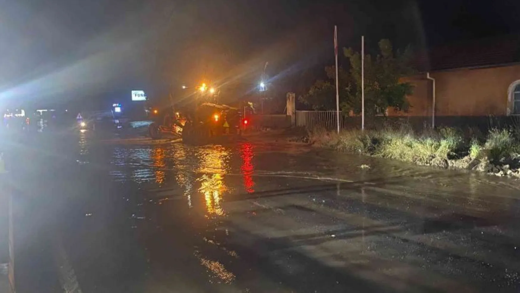Aşırı yağış nedeniyle Nevşehir - Aksaray karayolu trafiğe kapandı