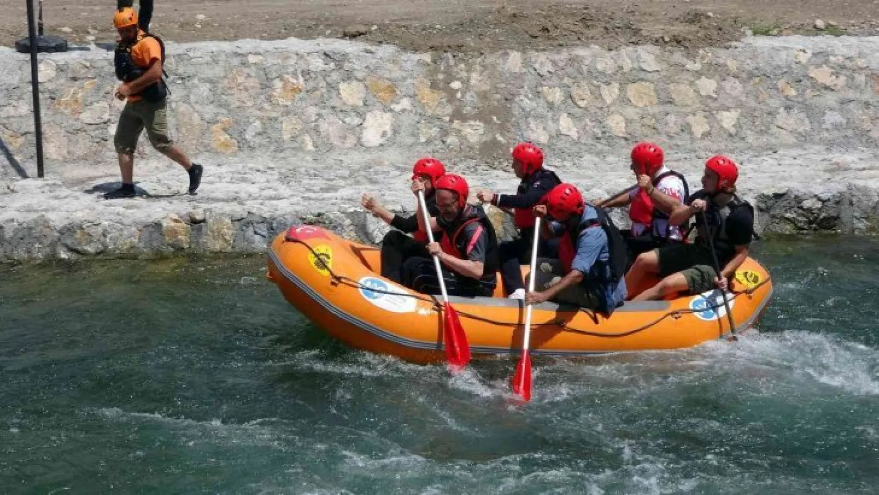 Bakan Kasapoğlu, Yozgat'ta rafting yaptı
