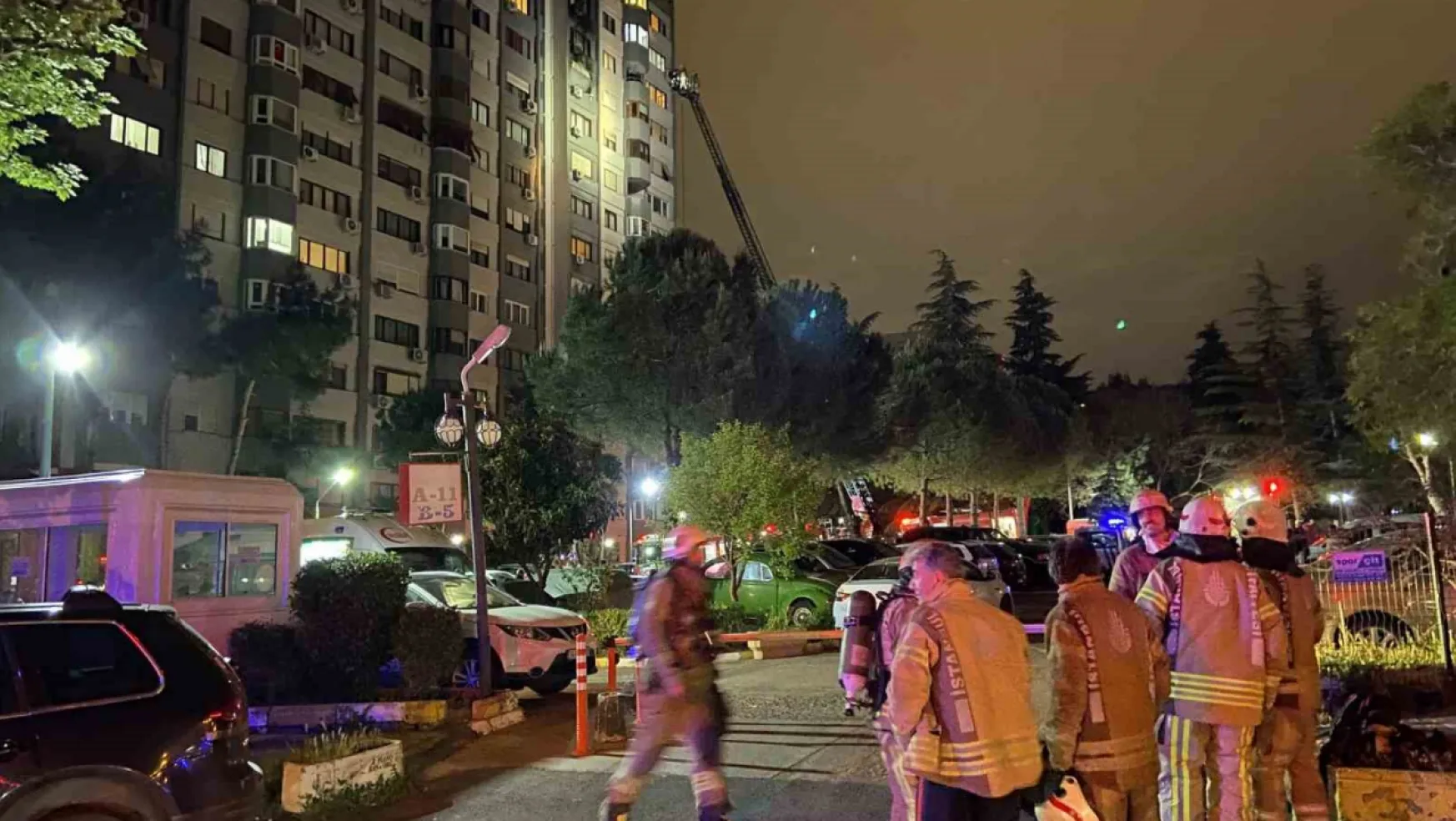 Bakırköy'de 15 katlı binada korkutan yangın
