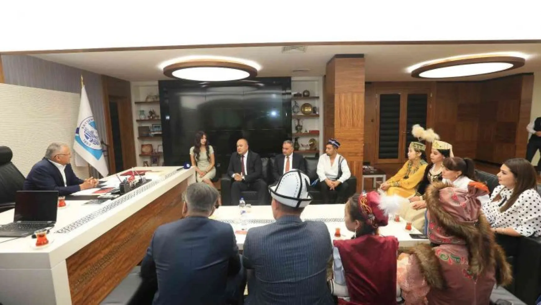 Başkan Büyükkılıç'a Türk dünyasından 'dombralı' ziyaret