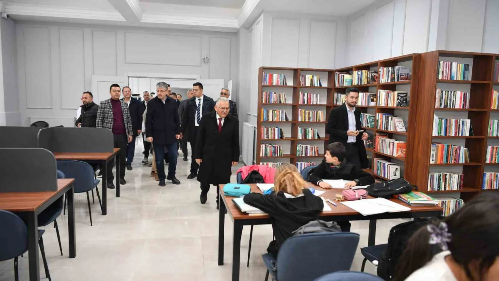 Başkan Büyükkılıç Kütüphaneler Haftasında Gençlere bir kütüphane daha hediye etti