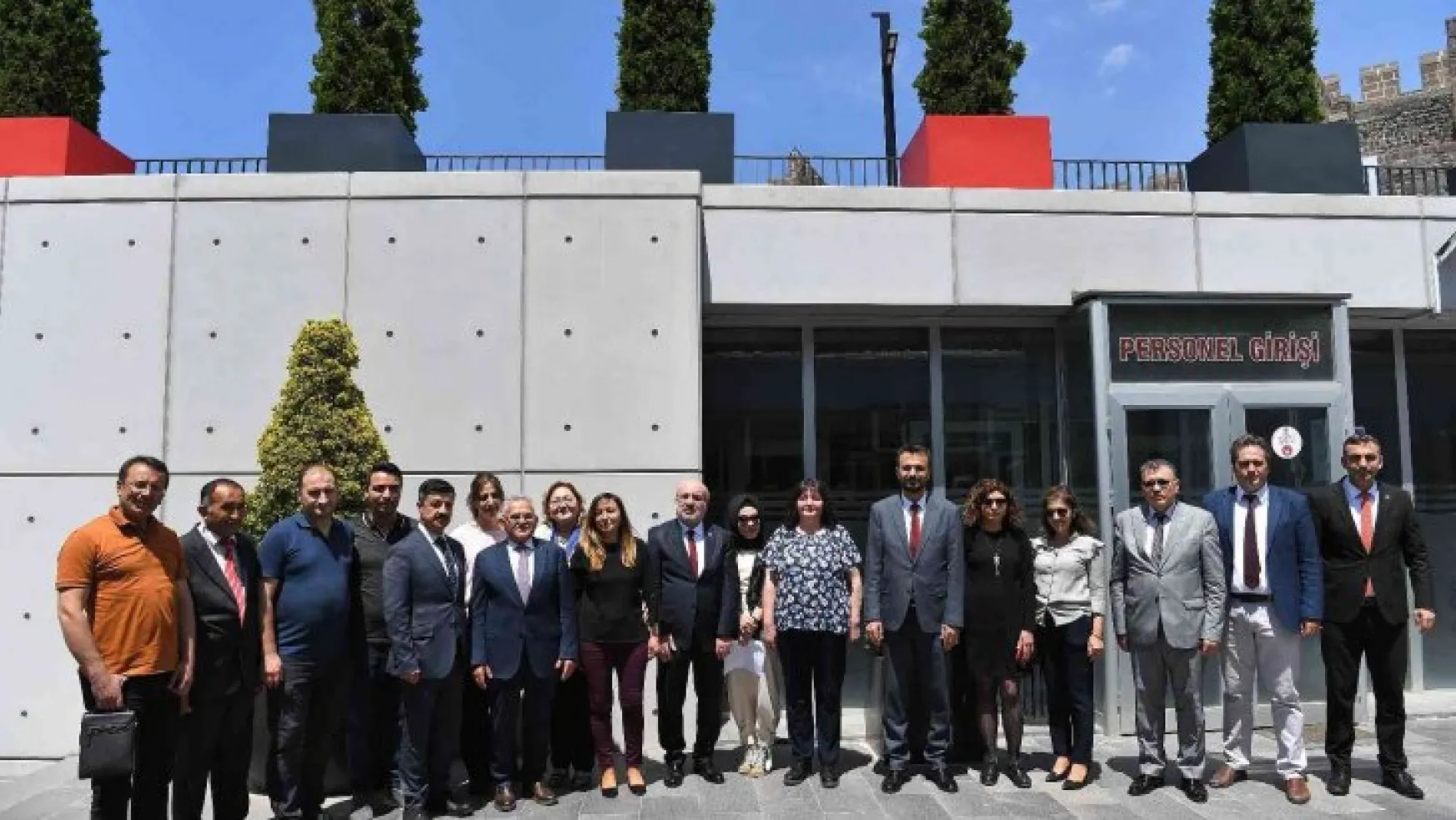 Başkan Büyükkılıç, Müze Günü'nde gençlerle sergi açtı, türkü söyledi, müjde verdi
