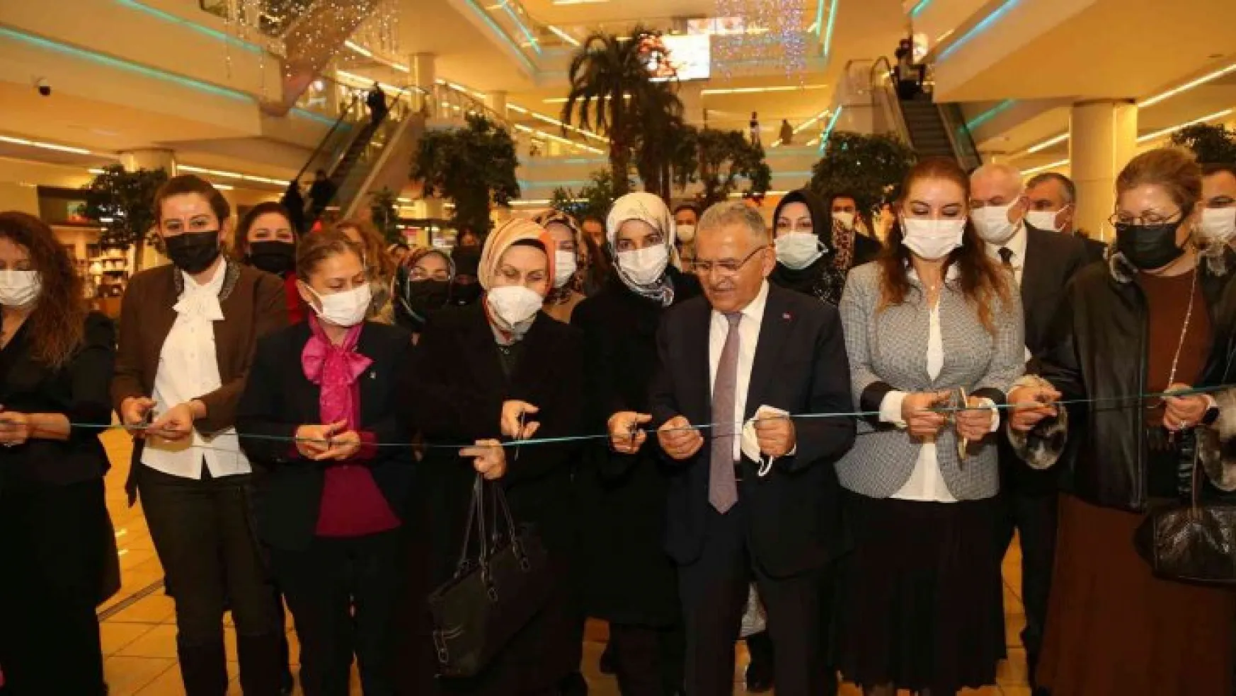 Başkan Büyükkılıç, özel tasarım deri aksesuarları sergisi'nin açılışına katıldı