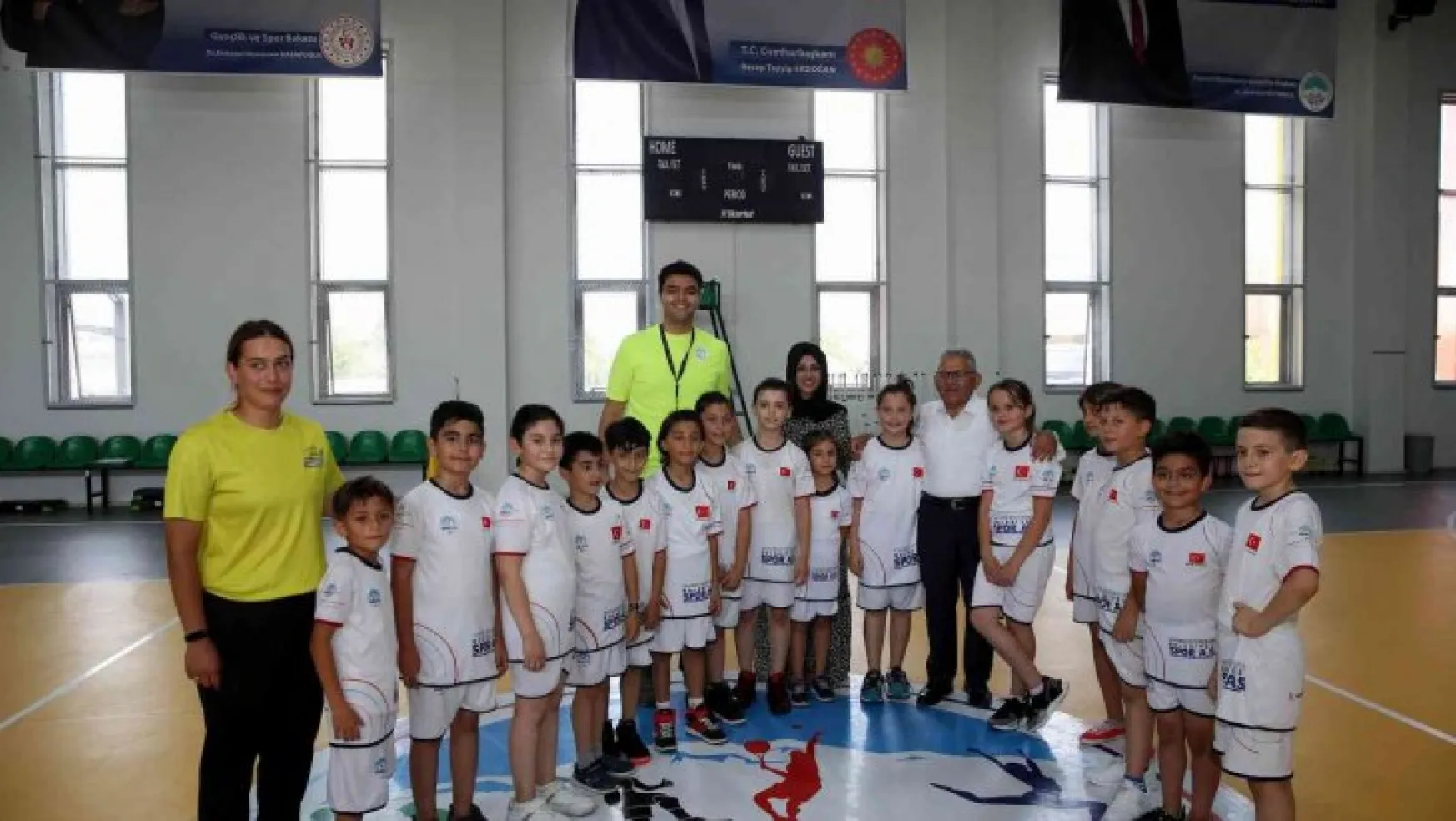 Başkan Büyükkılıç spor merkezinde miniklerle buluştu