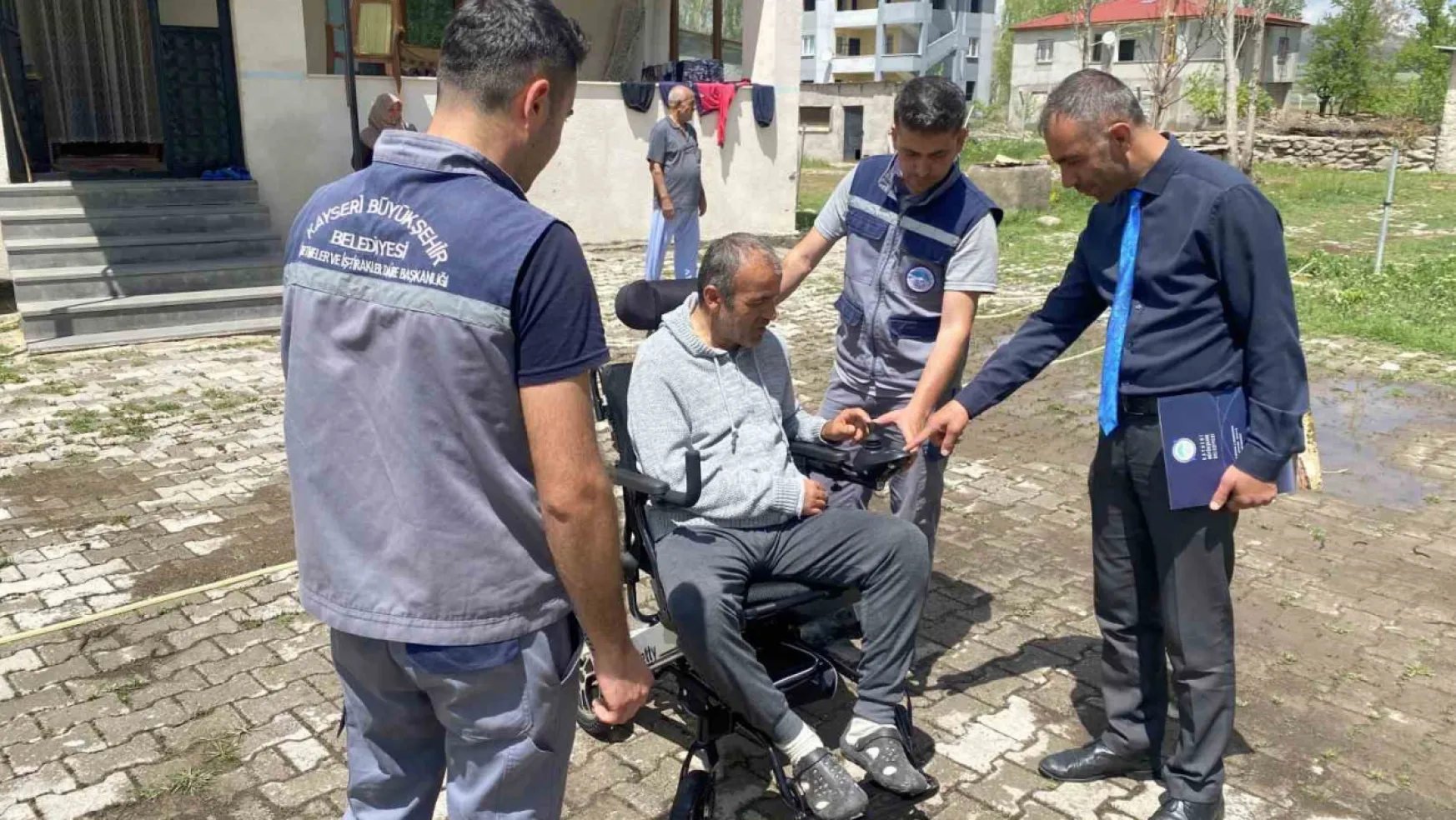 Başkan Büyükkılıç'tan akülü tekerlekli sandalye istedi, anında talebi karşılandı