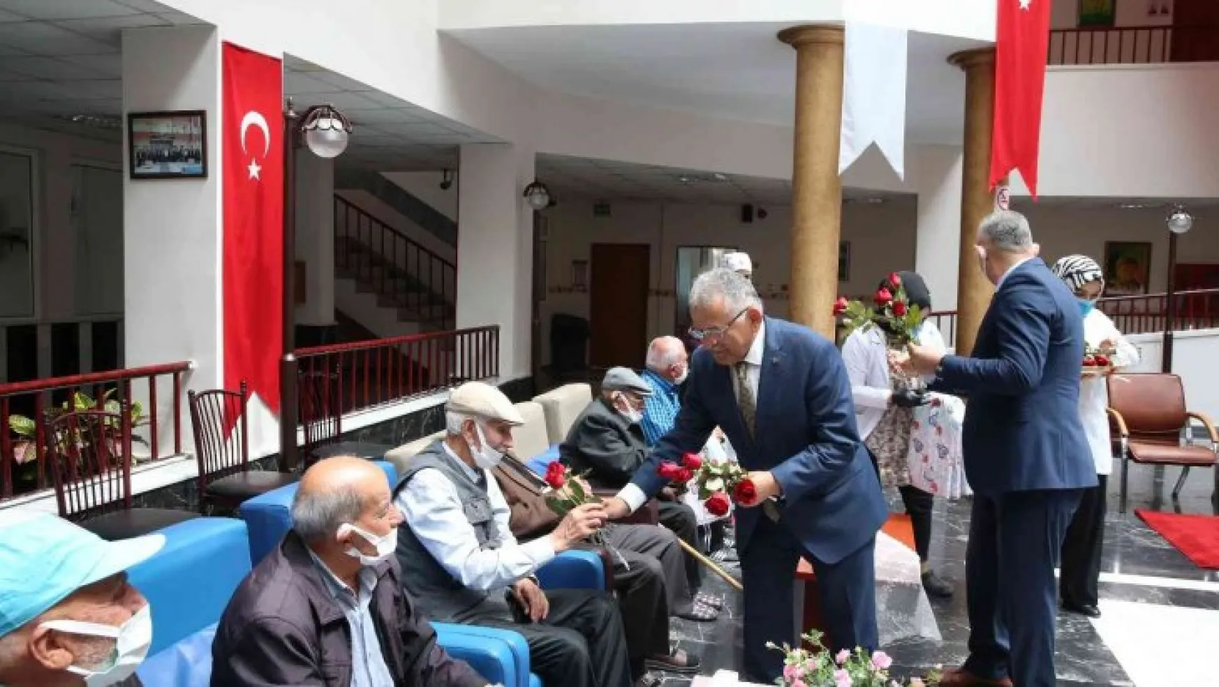 Başkan Büyükkılıç'tan huzurevine bayram ziyareti