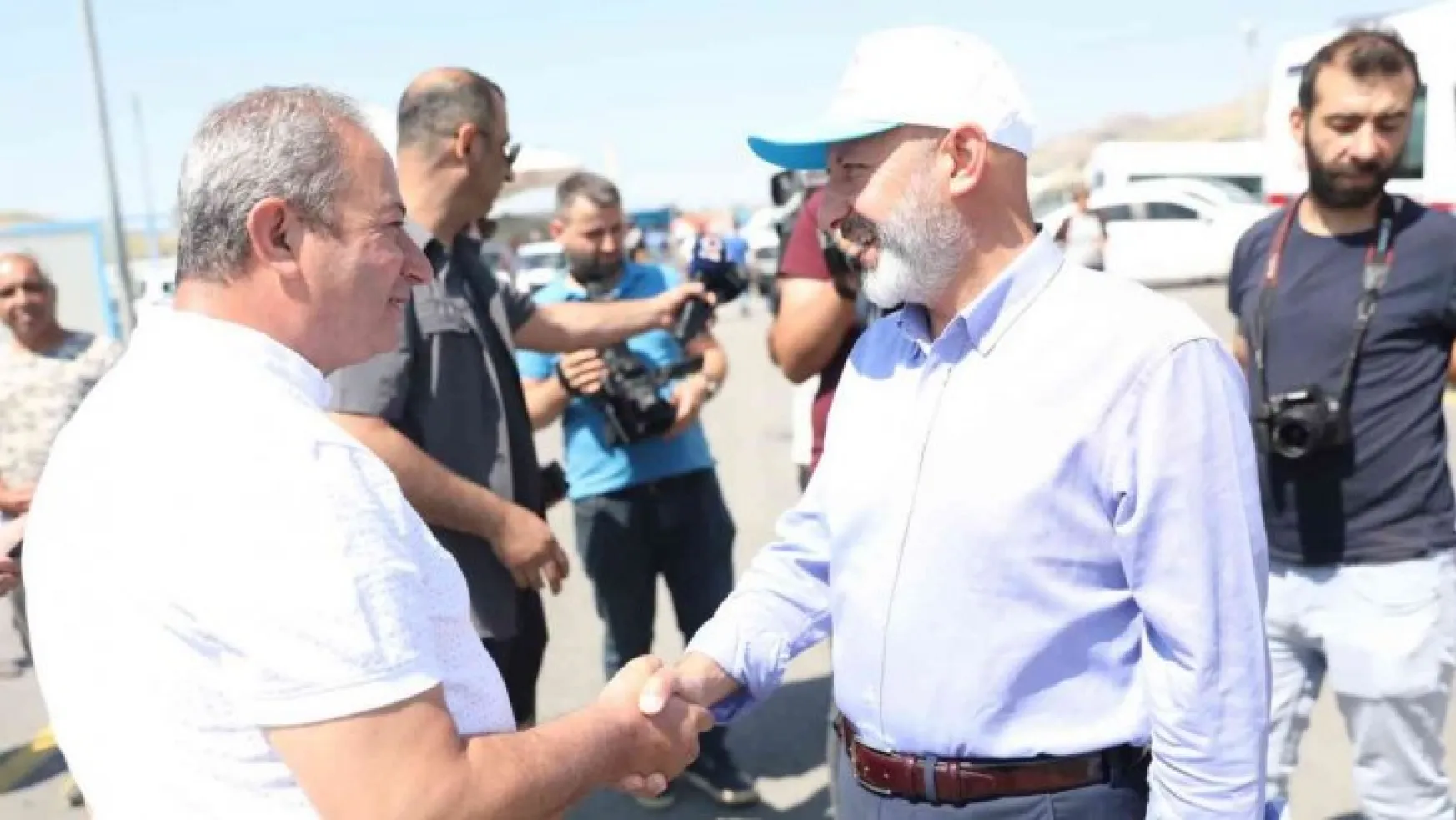 Başkan Çolakbayrakdar, Türkiye'ye örnek olan kurban yerinde vatandaşlarla bayramlaştı
