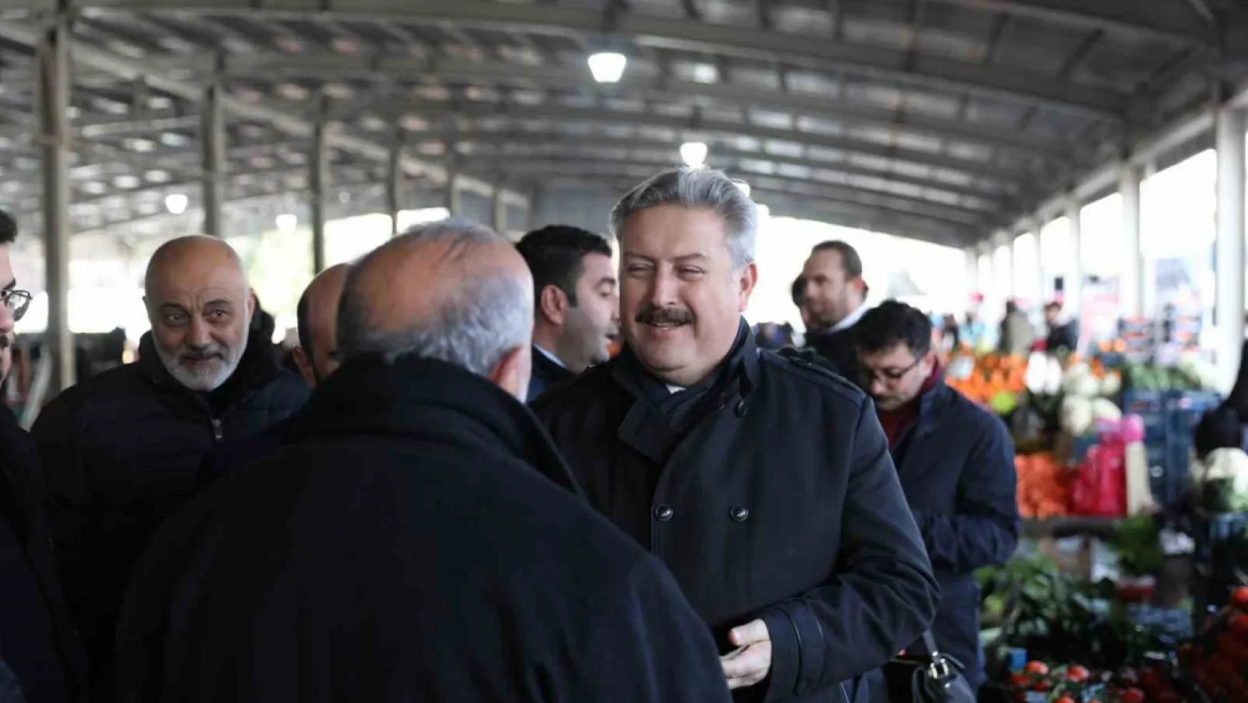 Başkan Palancıoğlu Esenyurt Pazar Yerinde esnafı ziyaret etti