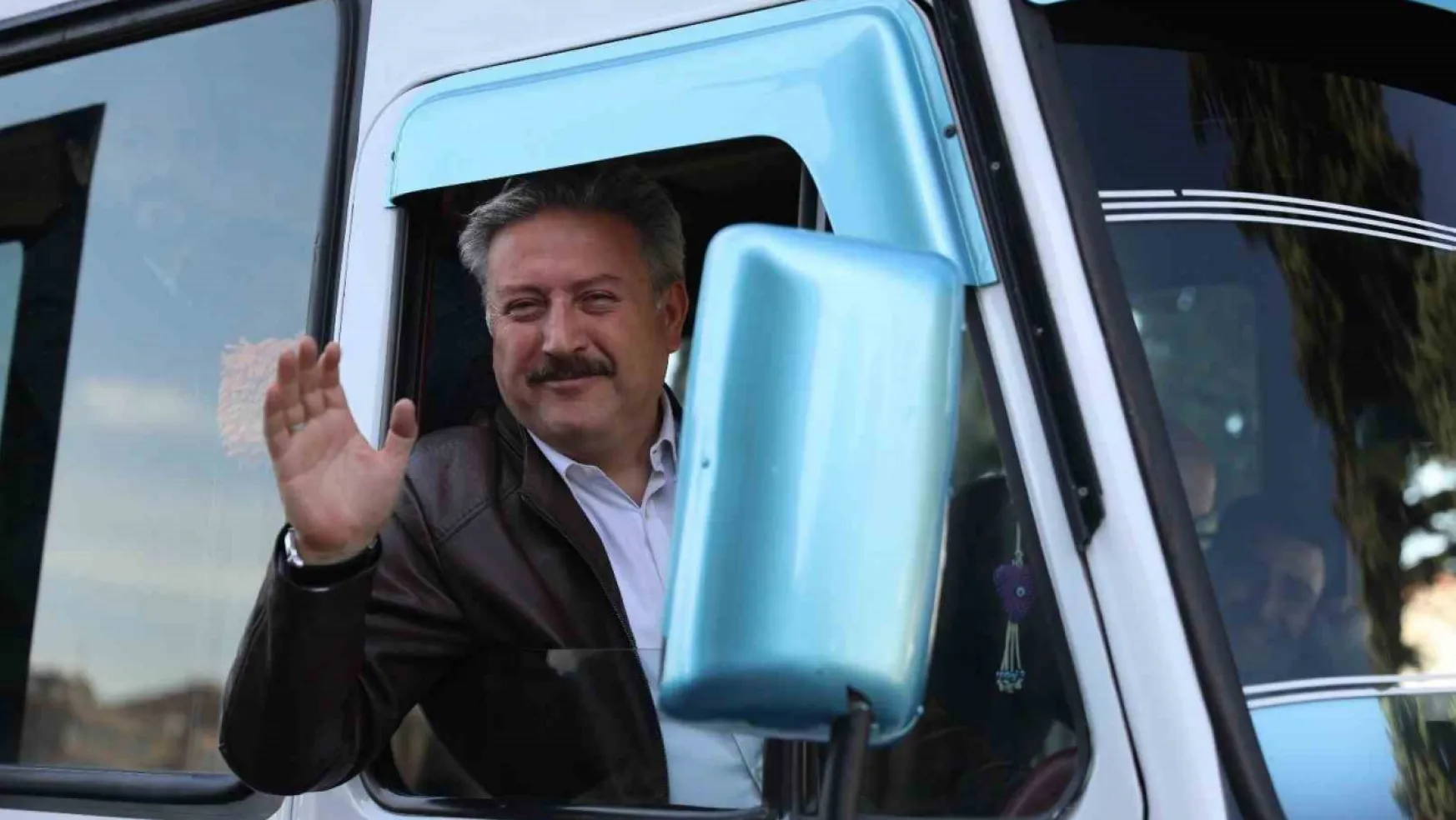 Başkan Palancıoğlu klasik araçlarla bayram havasında seçim turu attı