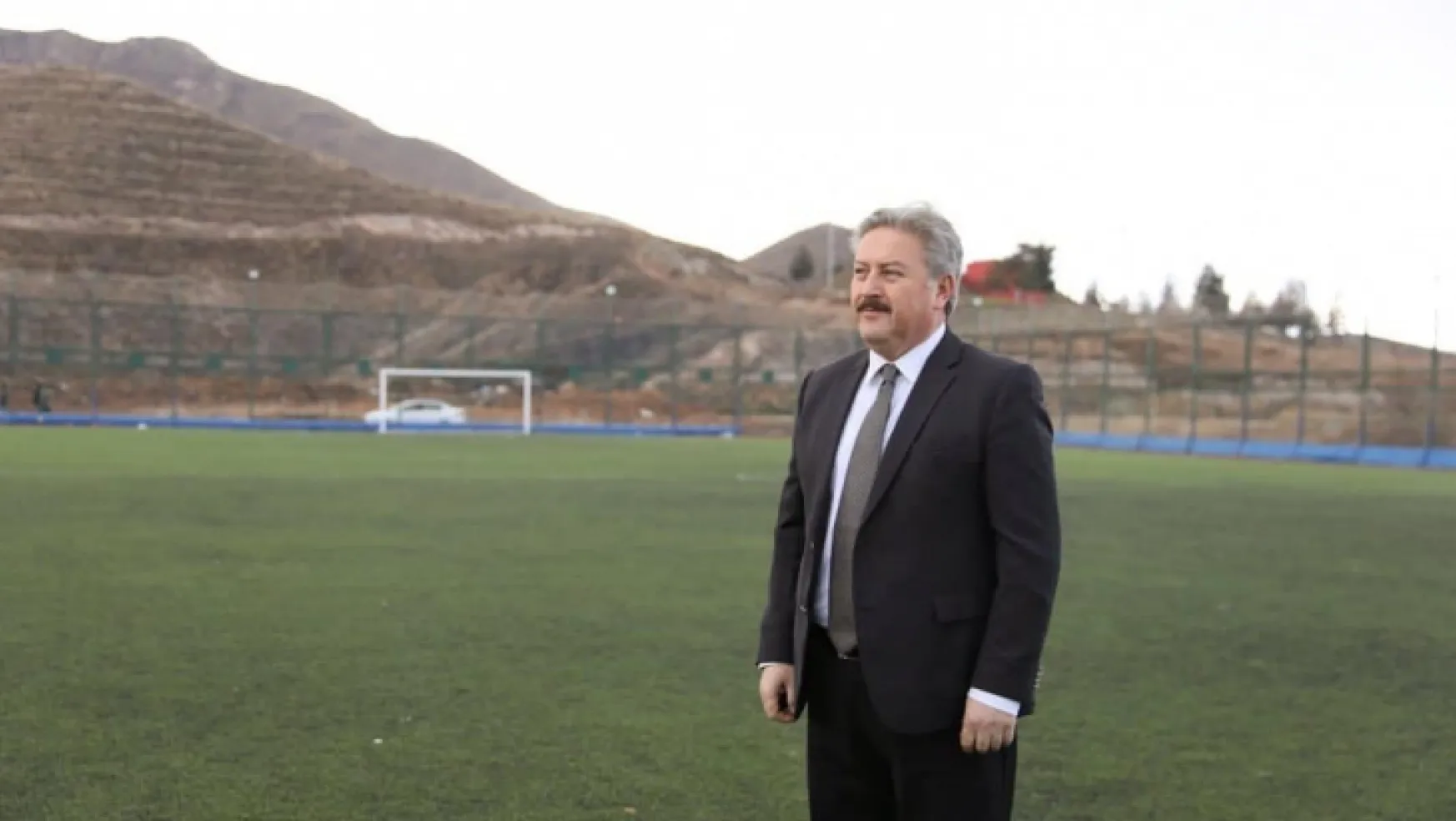 Başkan Palancıoğlu'ndan gençlere yeni futbol sahası