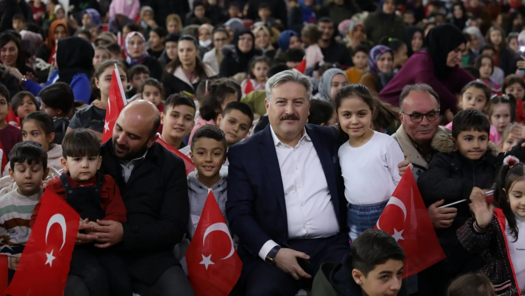 Başkan Palancıoğlu'ndan öğrencilere karne şenliği hediyesi