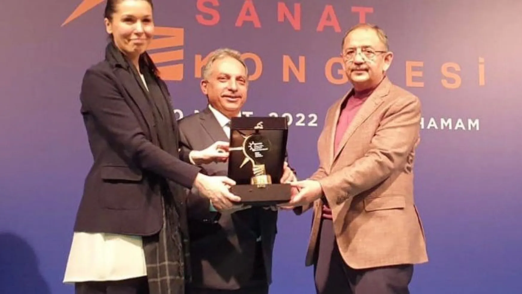 Başkan Yalçın Ankara'dan ödülle döndü
