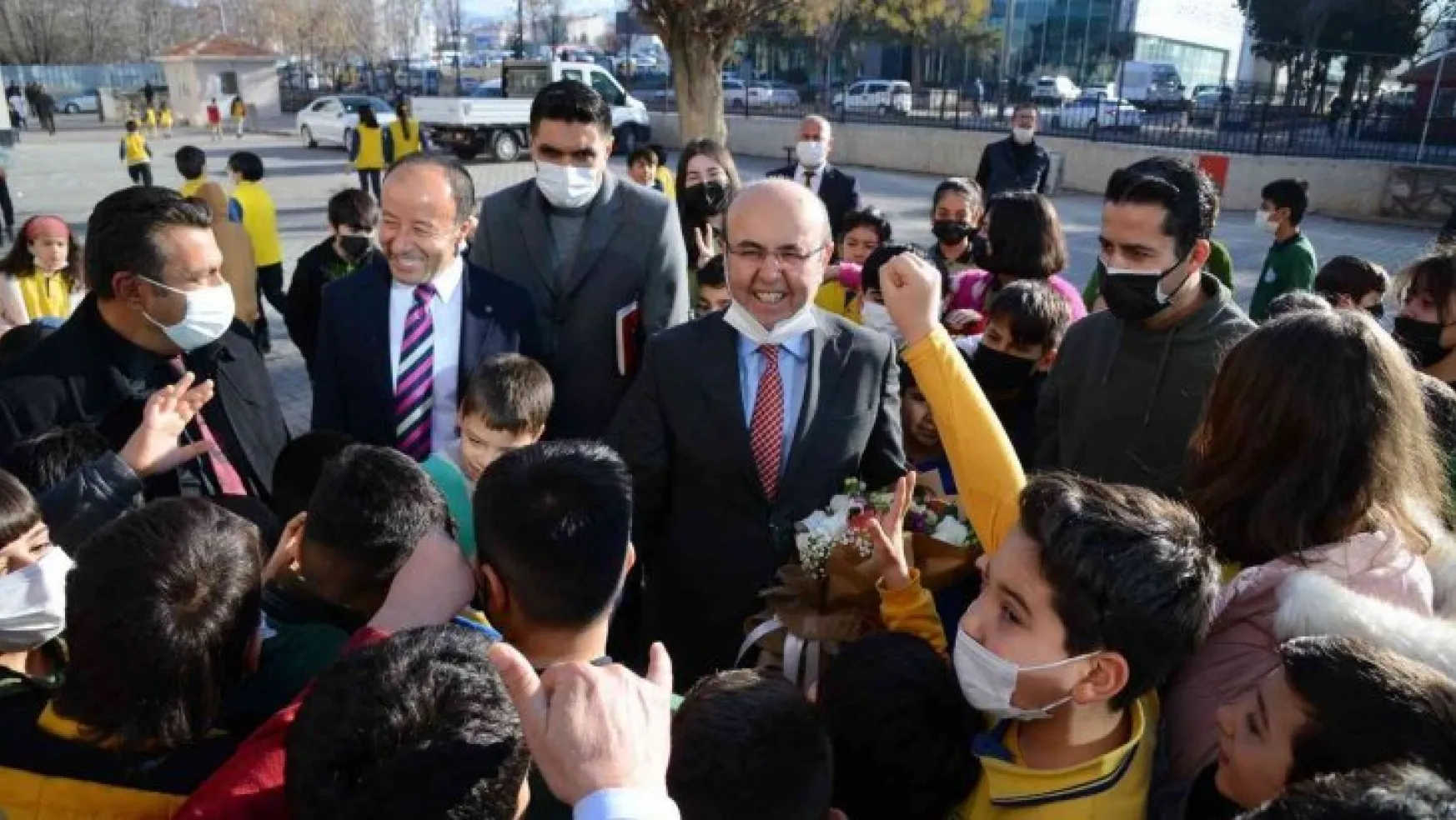 Belediye Başkanı Ekicioğlu, okul ziyaretleri ile talepleri yerinde alıyor
